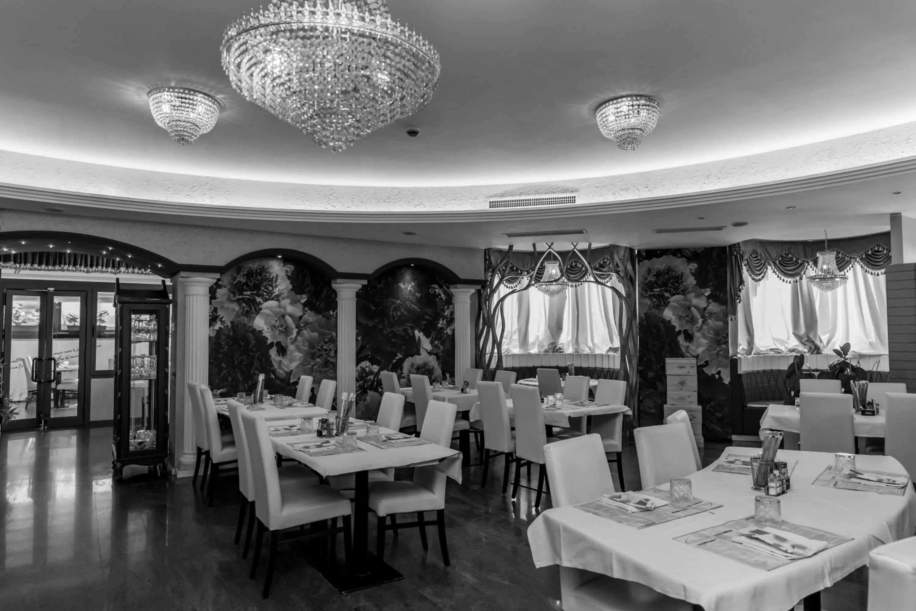 Restaurant/places to eat in Hotel Shangri-La