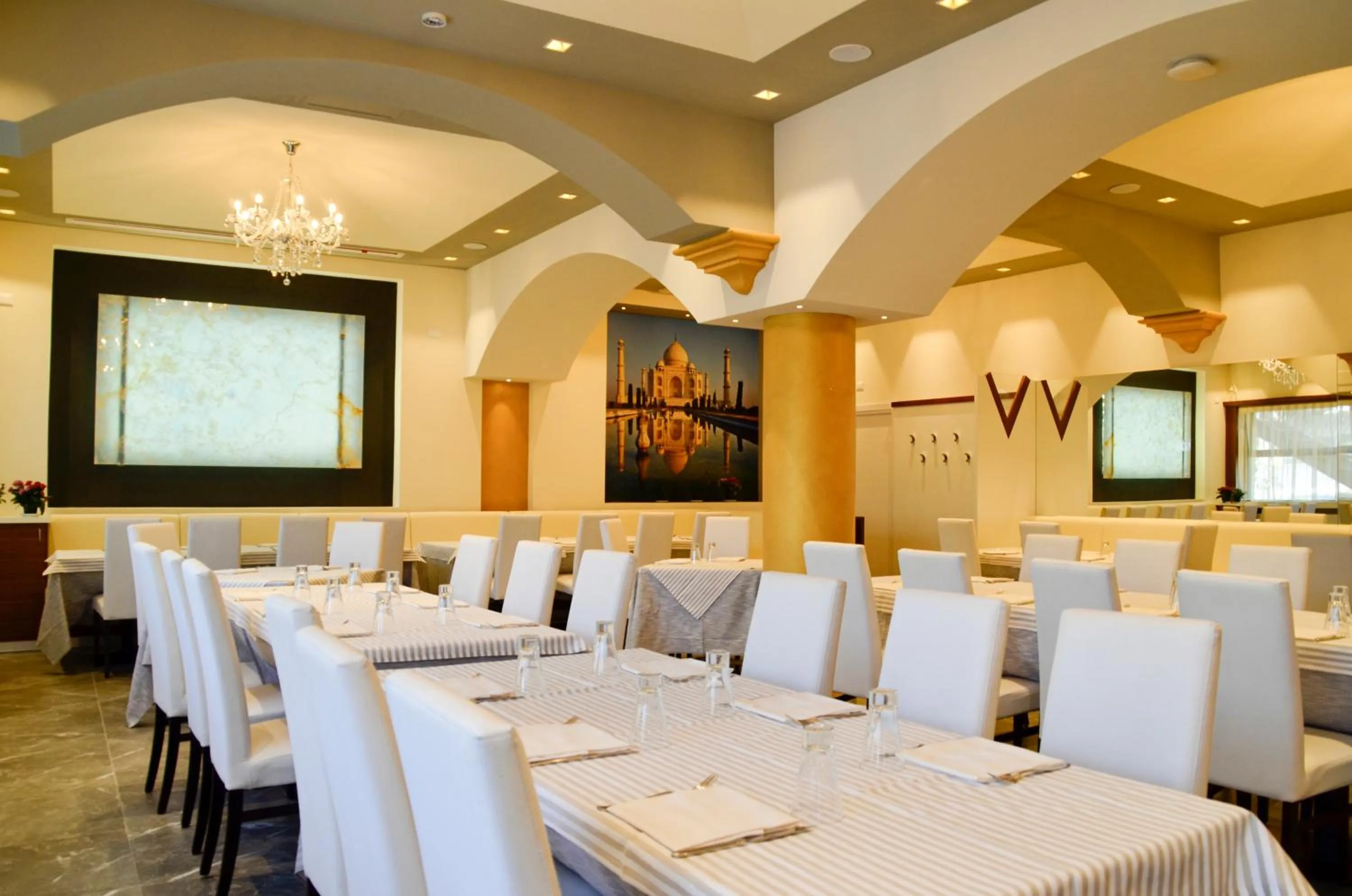 Restaurant/places to eat in Hotel Shangri-La