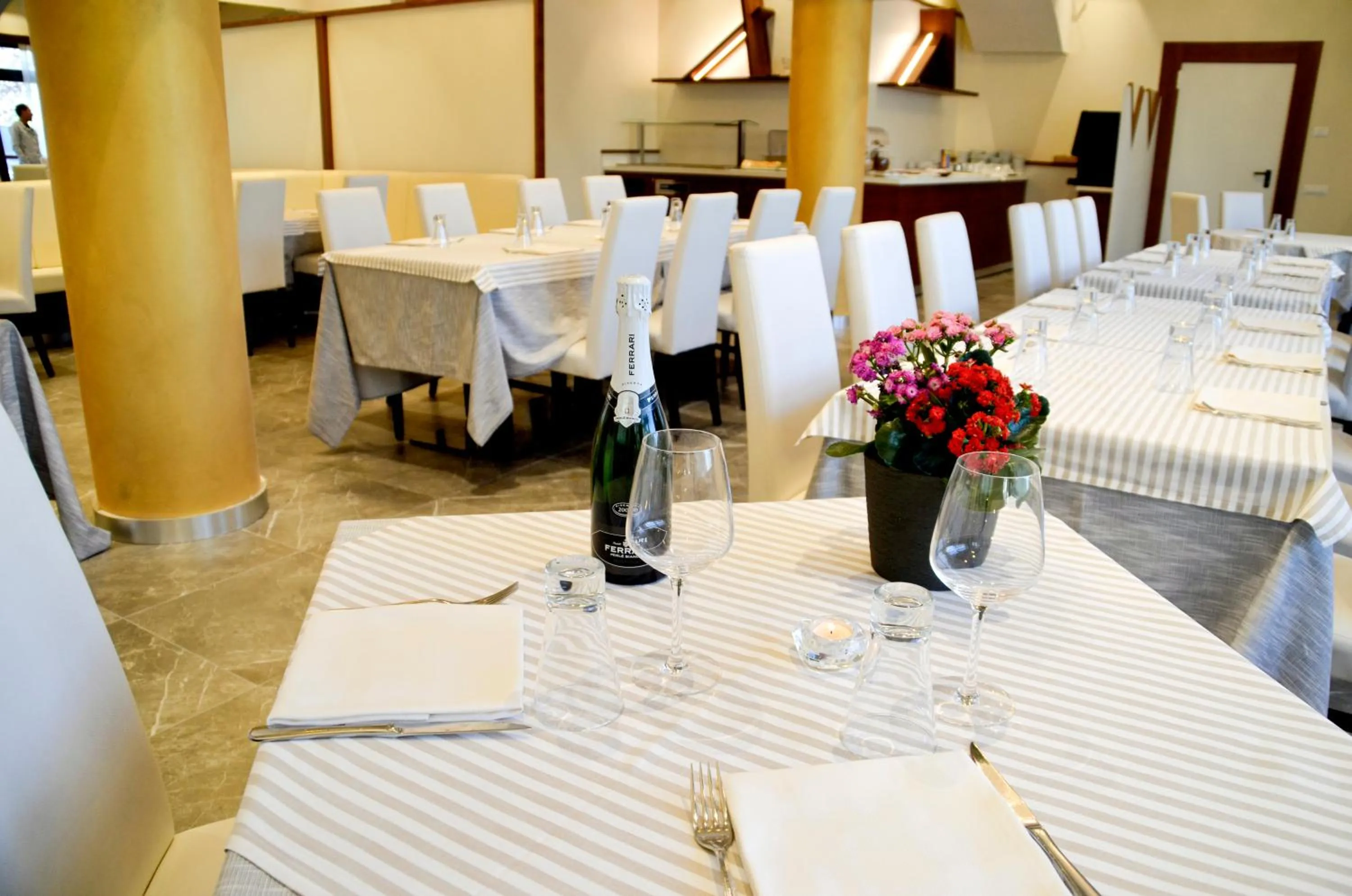 Restaurant/places to eat in Hotel Shangri-La