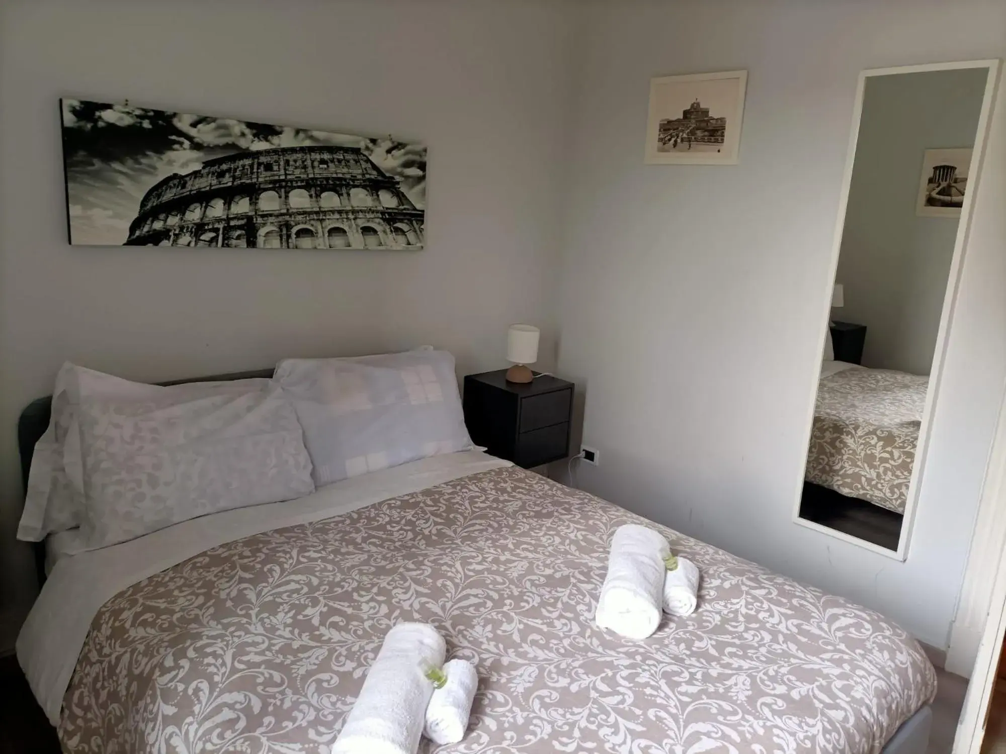 Double Room with Shared Bathroom in Colazione Al Vaticano Guest House Double Room with Shared Bathroom in Colazione Al Vaticano Guest House