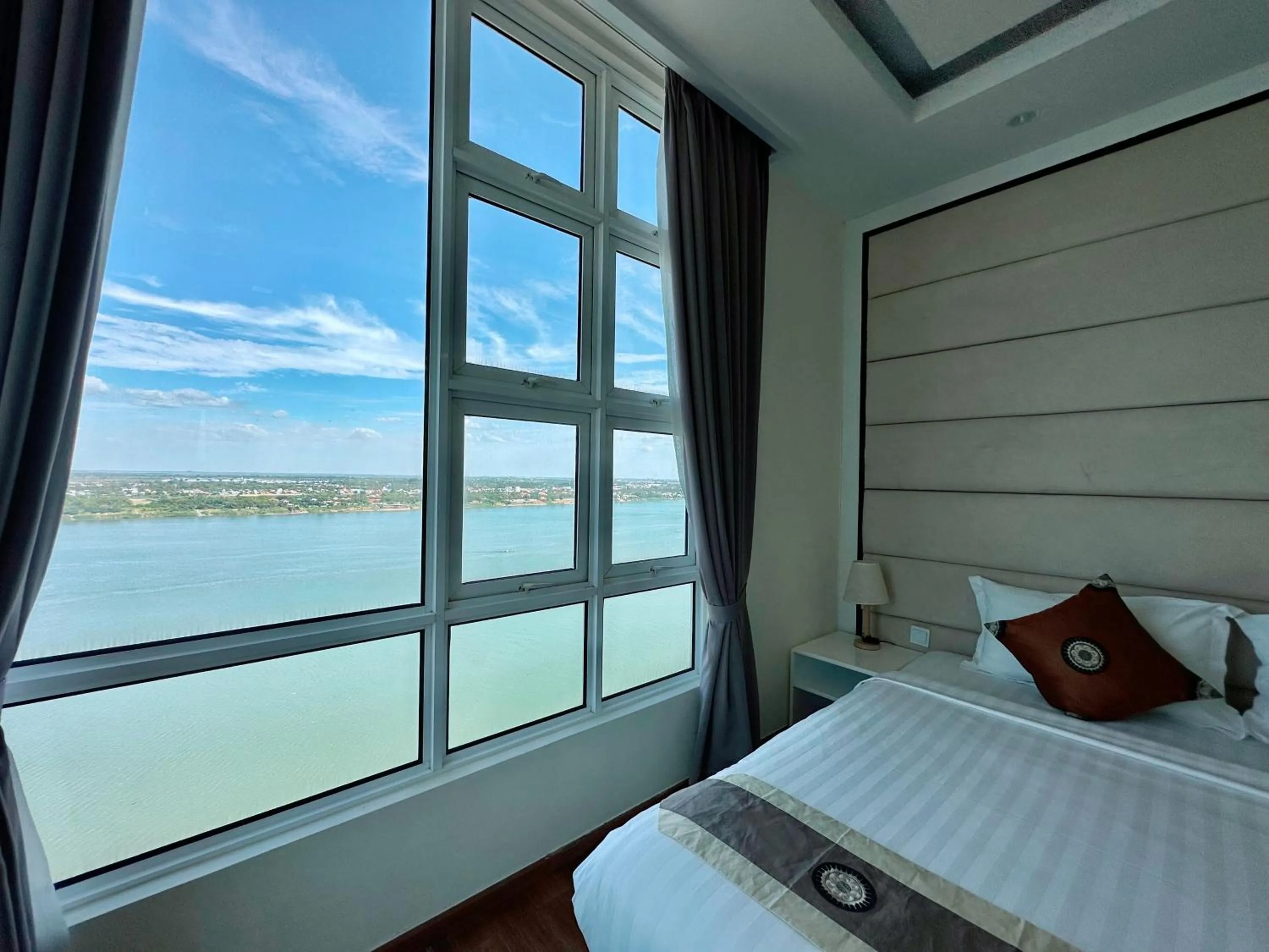 River view, Bed in Infinity 28 Hotel and Residence