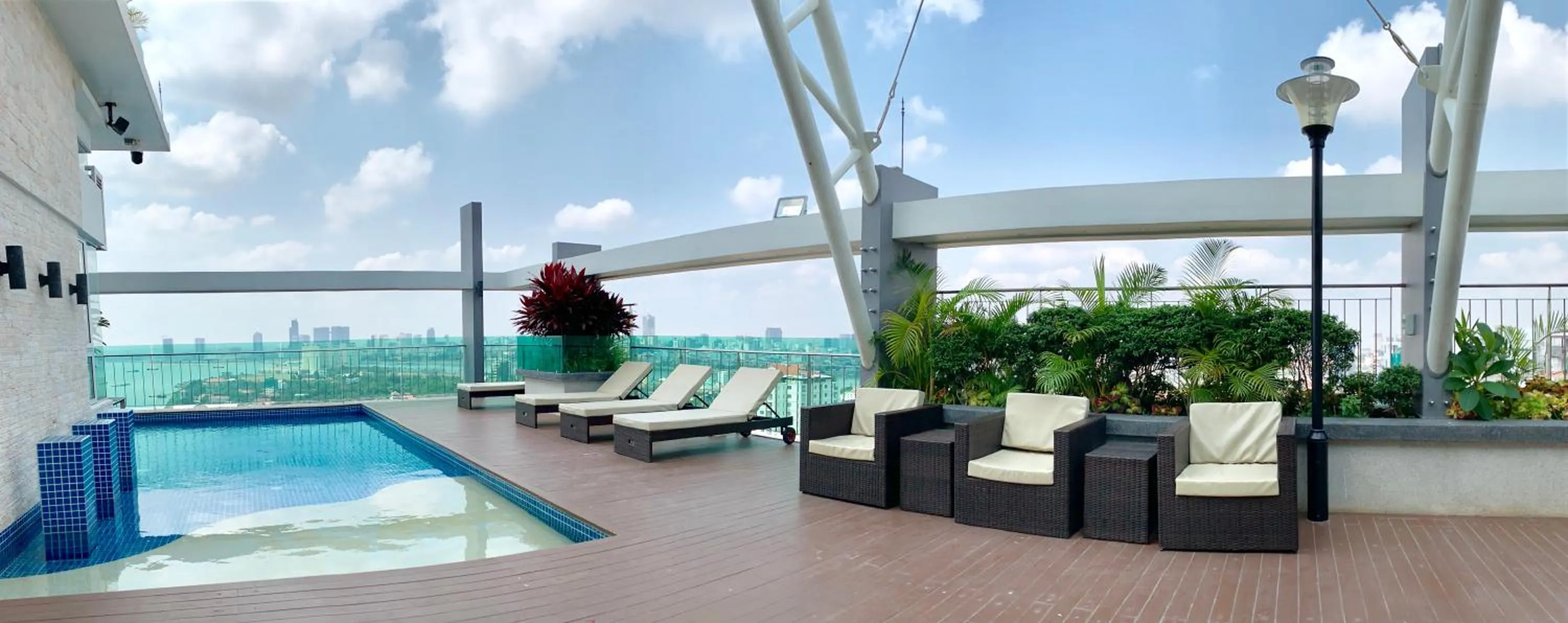 Swimming pool in Infinity 28 Hotel and Residence