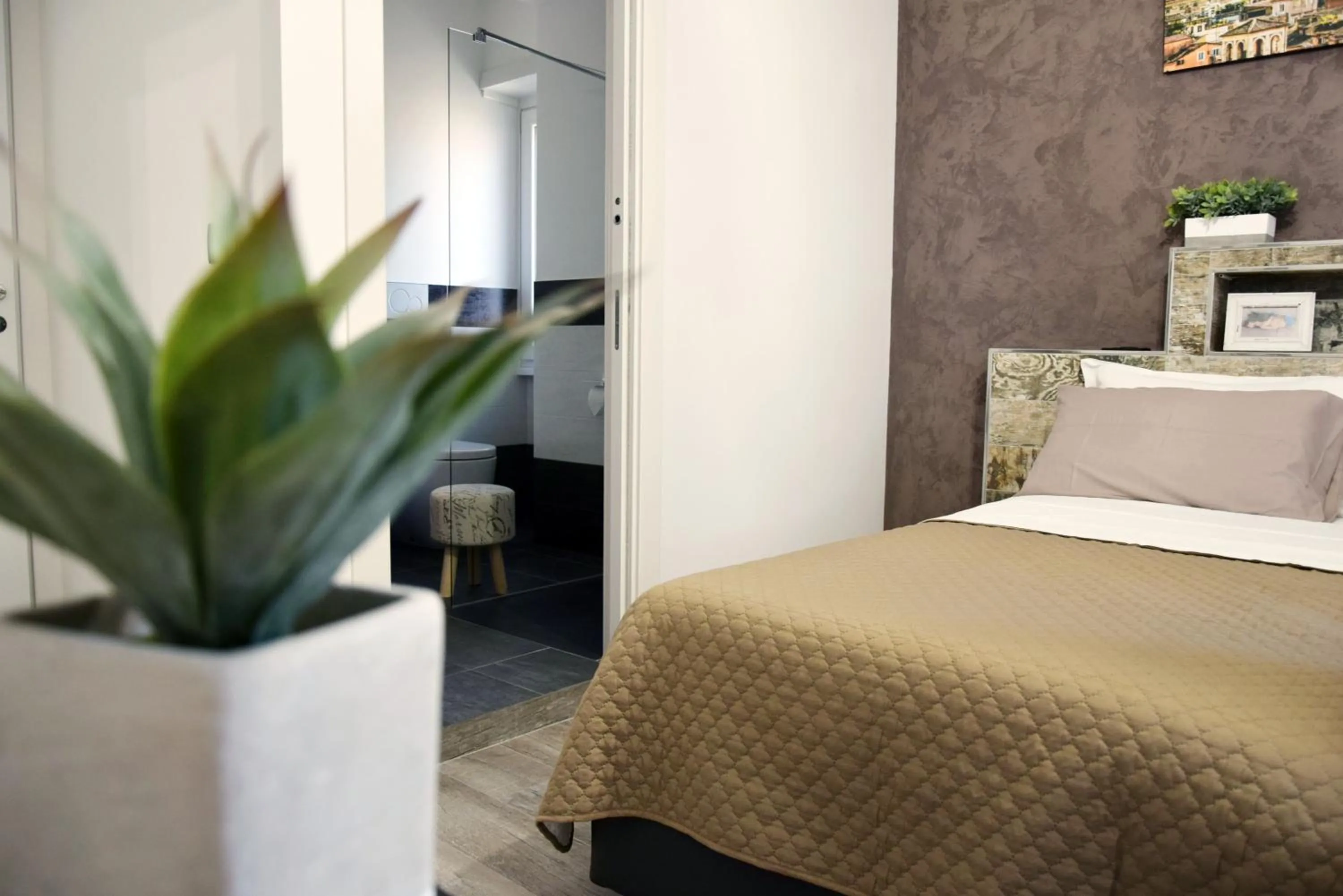 Bedroom, Bed in Damiva