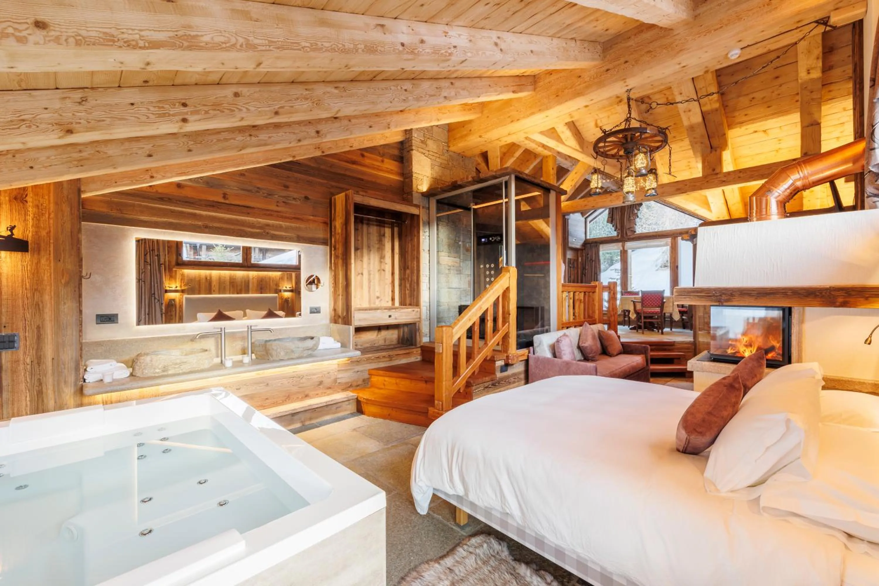 Hot Tub, Bed in Park Chalet Village