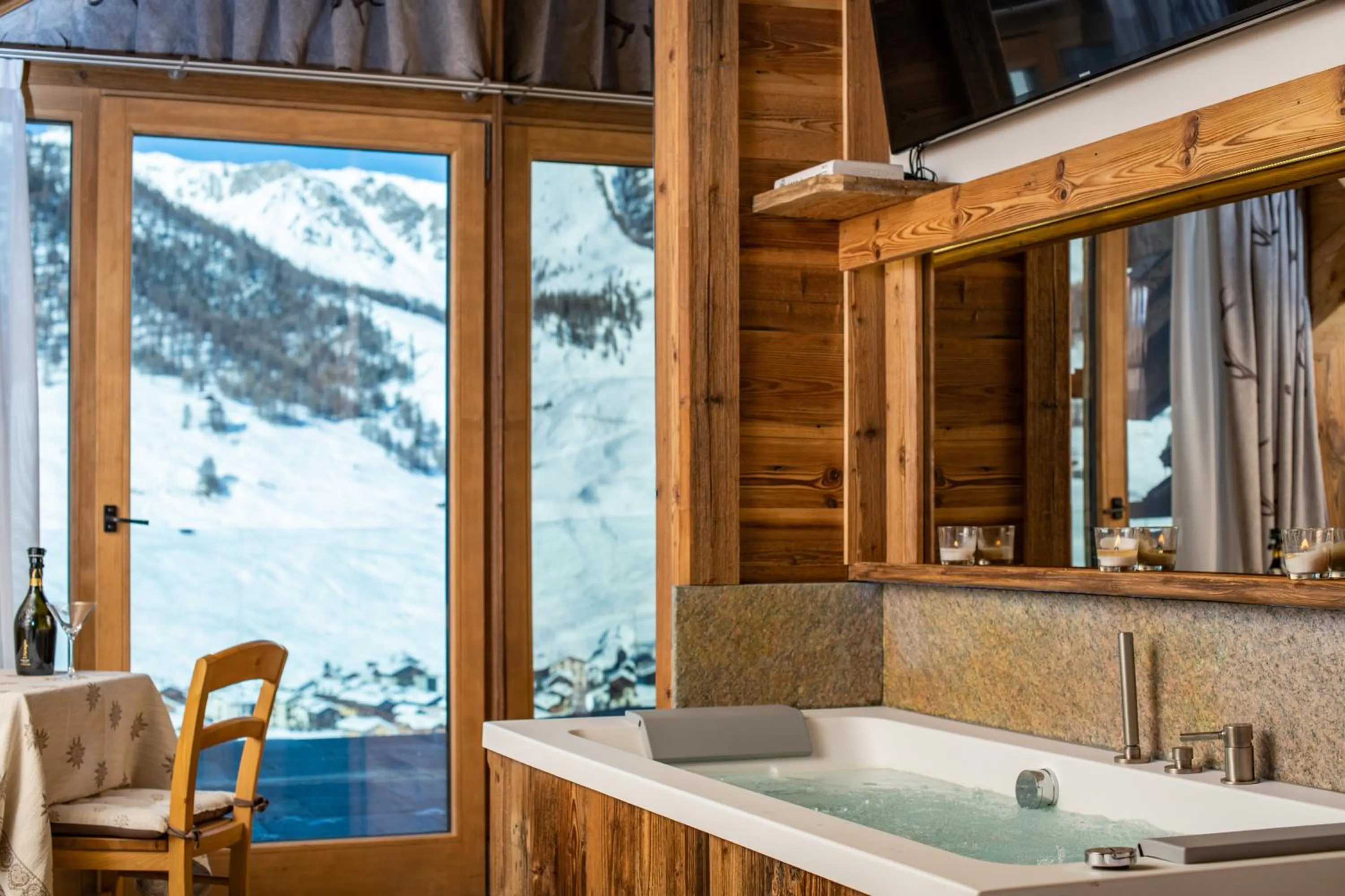 Hot Tub in Park Chalet Village