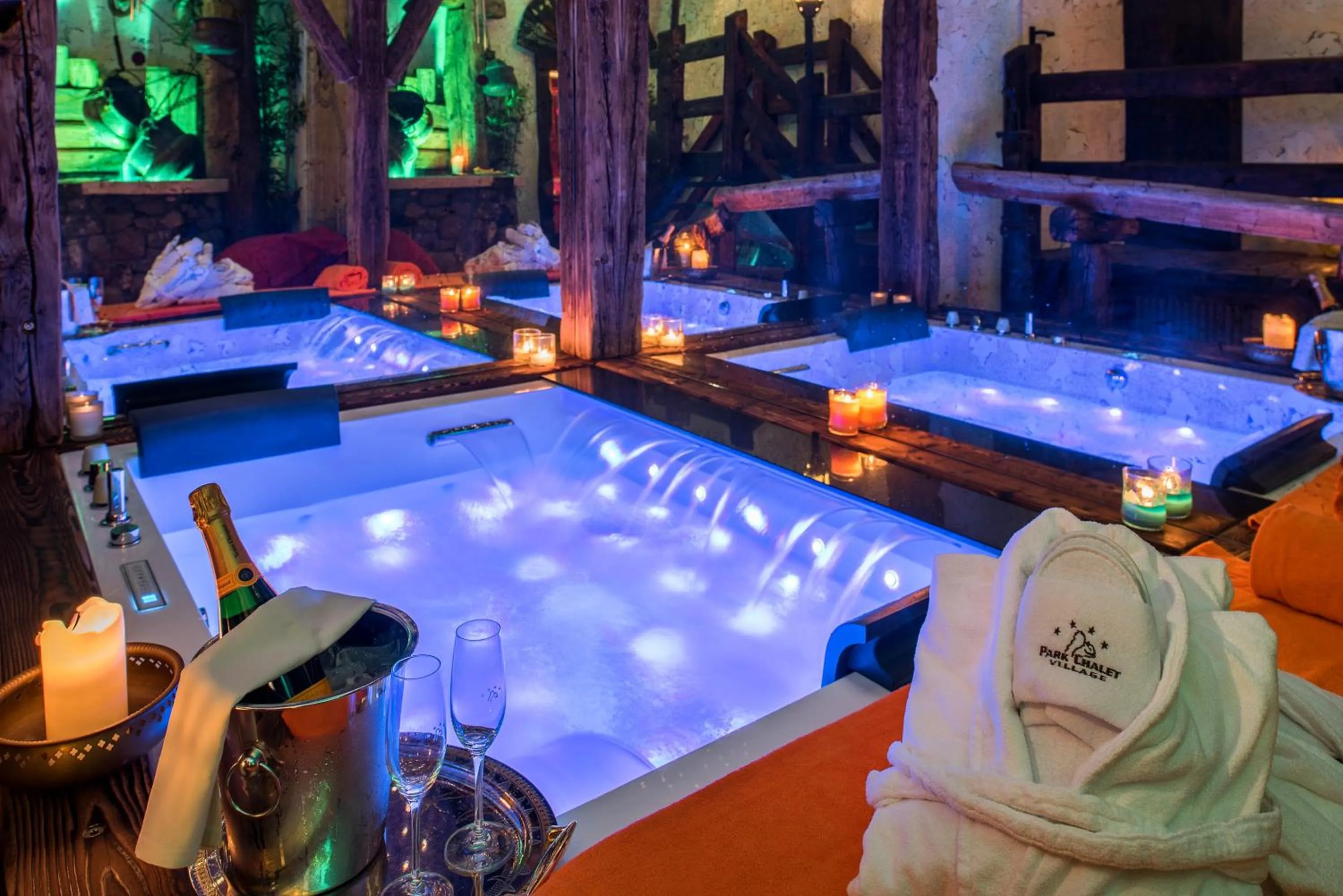 Hot Tub in Park Chalet Village