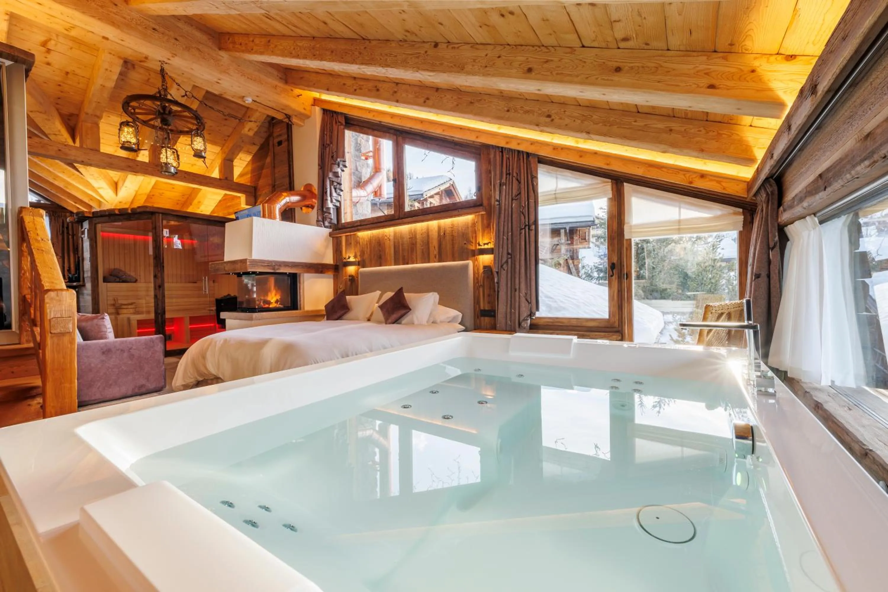 Hot Tub in Park Chalet Village