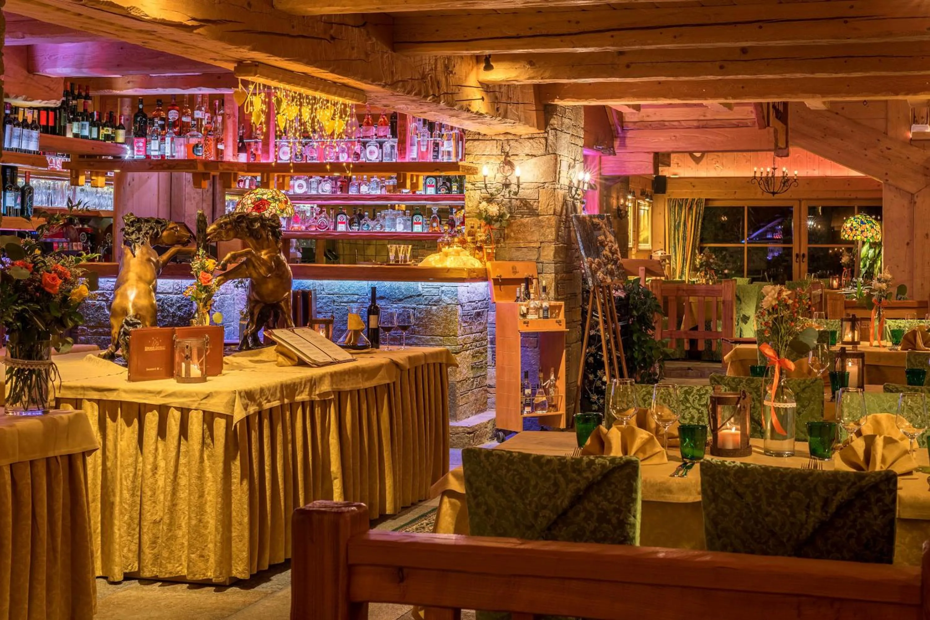 Lounge or bar in Park Chalet Village