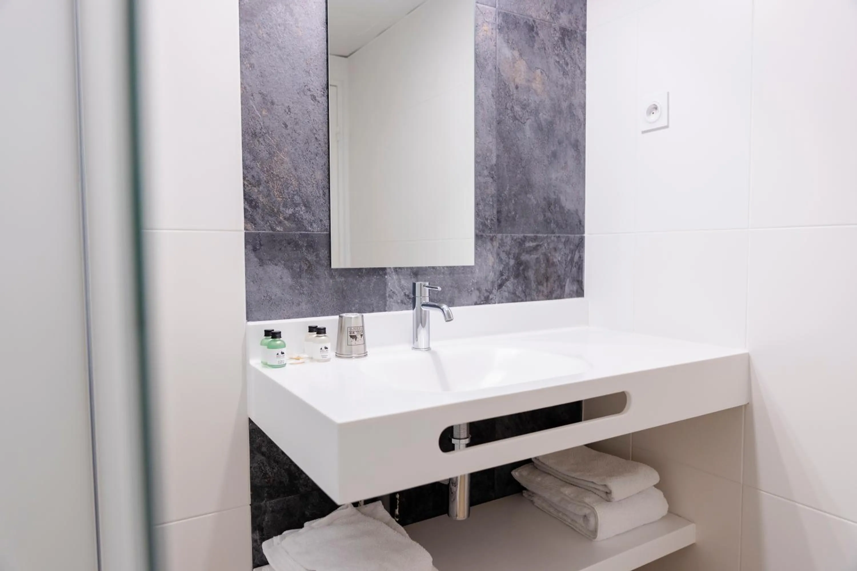 Shower in Hôtel Mir