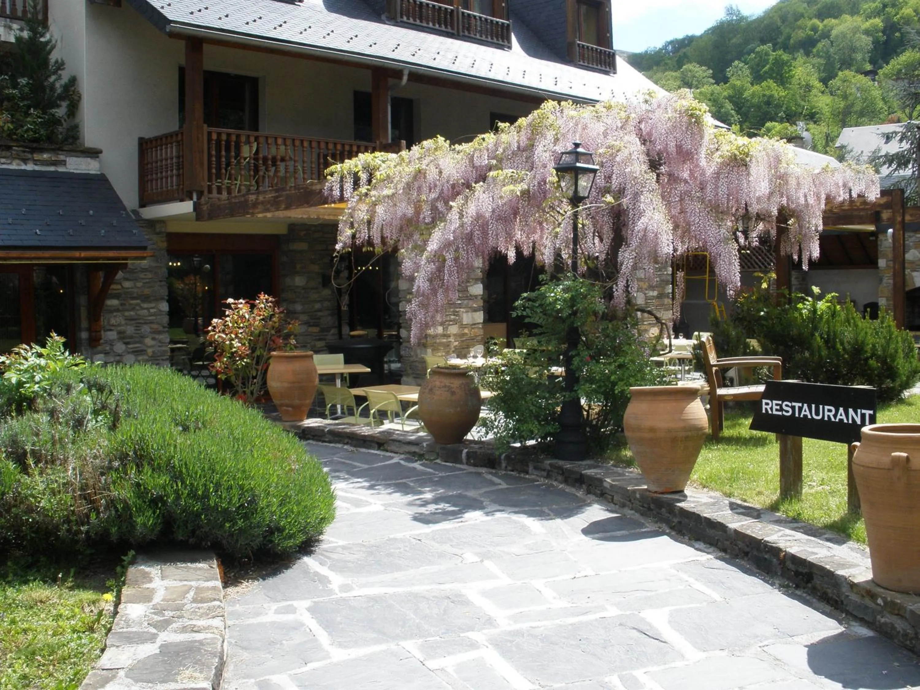 Facade/entrance in Hôtel Mir
