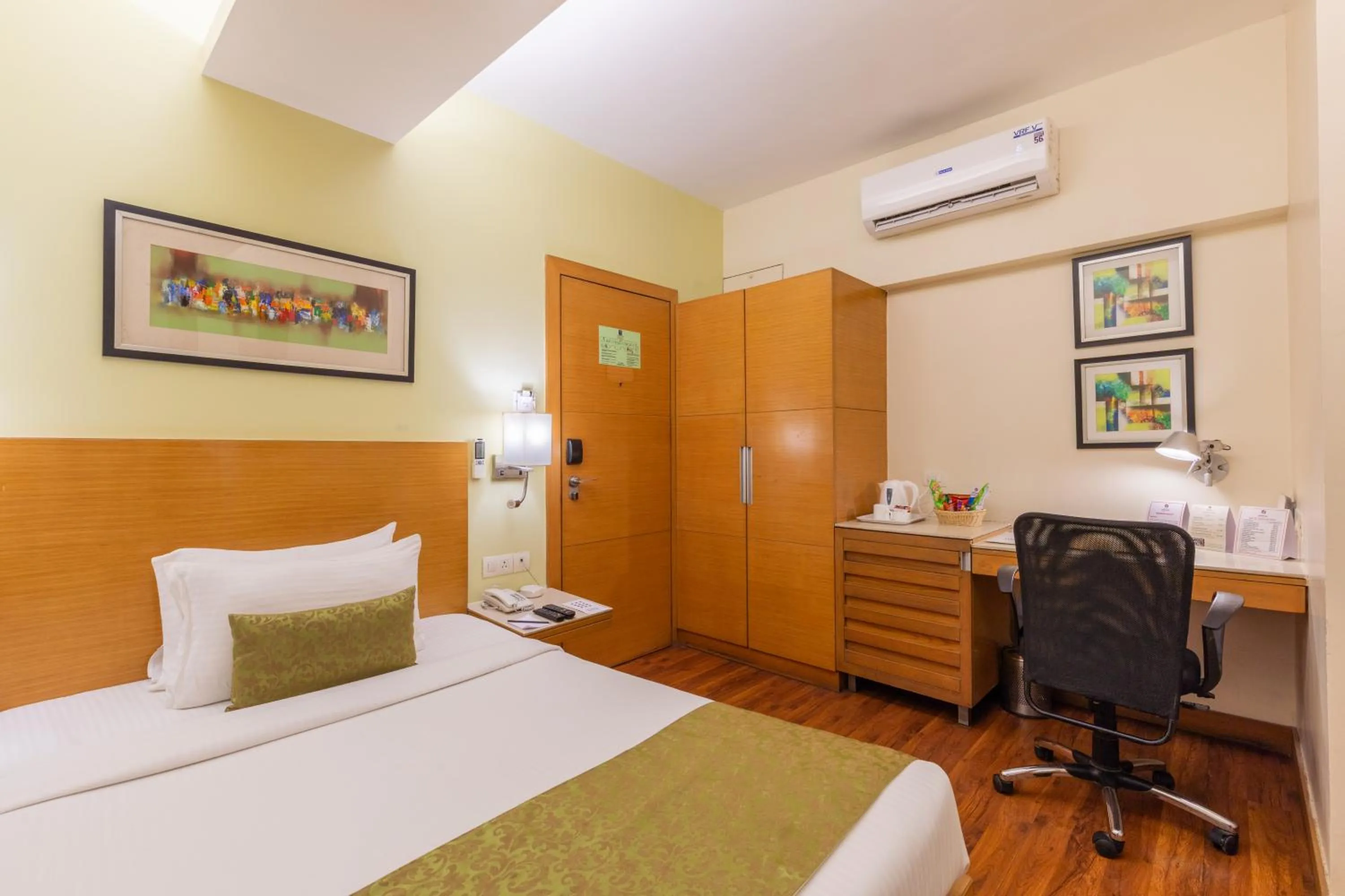 Bed in Hotel Heritage formerly known as Comfort Inn Heritage