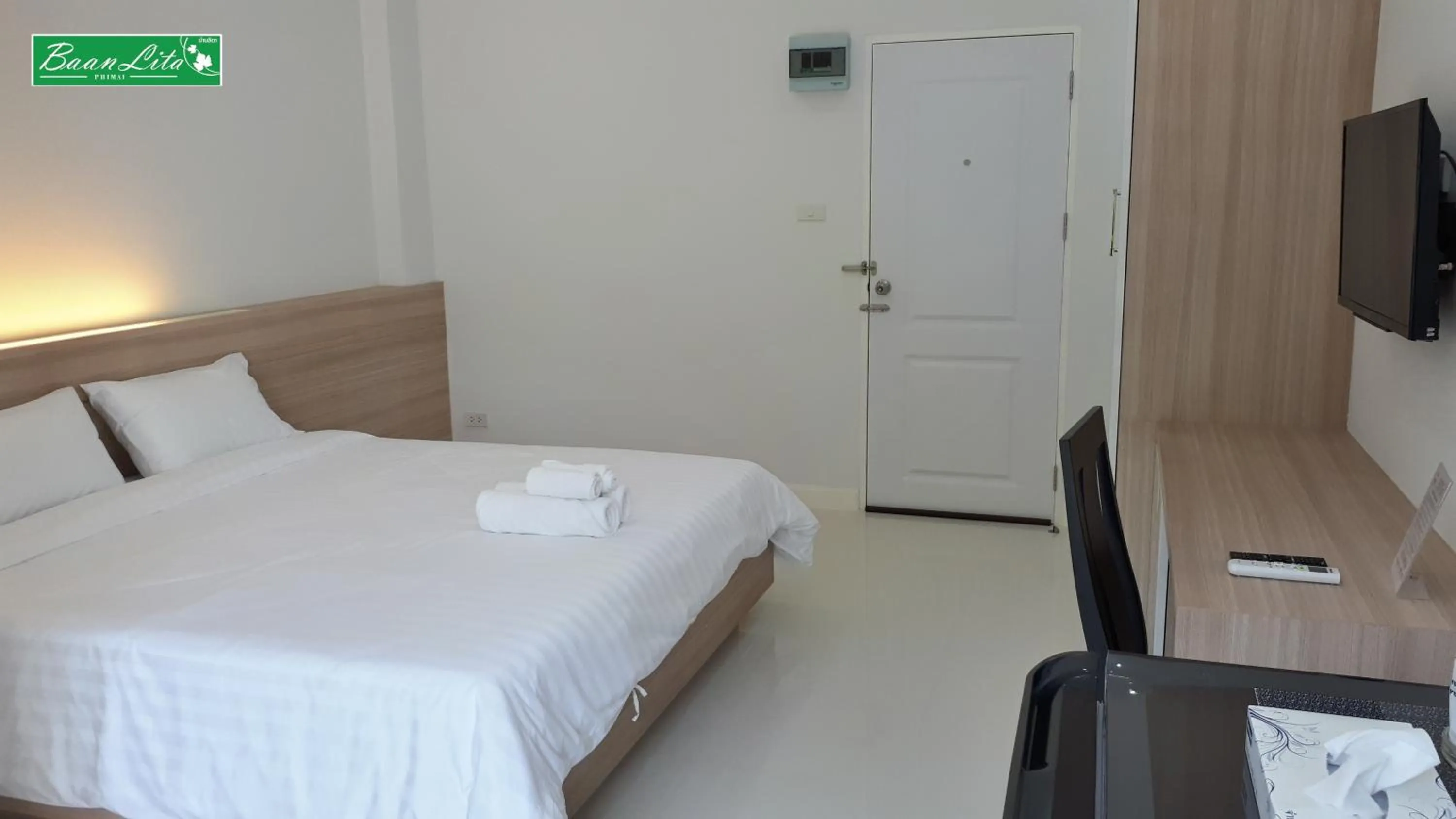 Photo of the whole room, Bed in Baan Lita