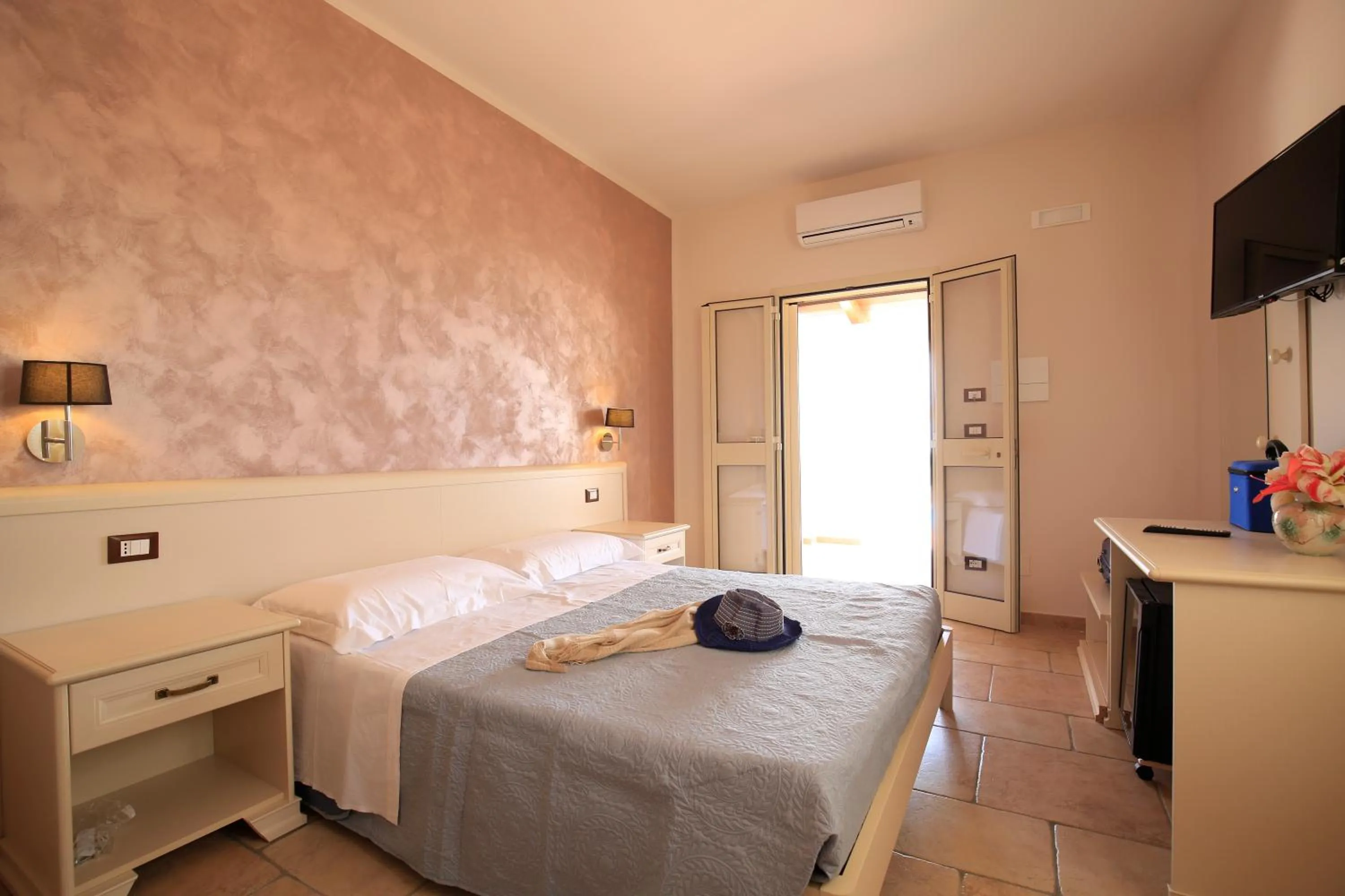 Photo of the whole room, Bed in B&B Hibiscus