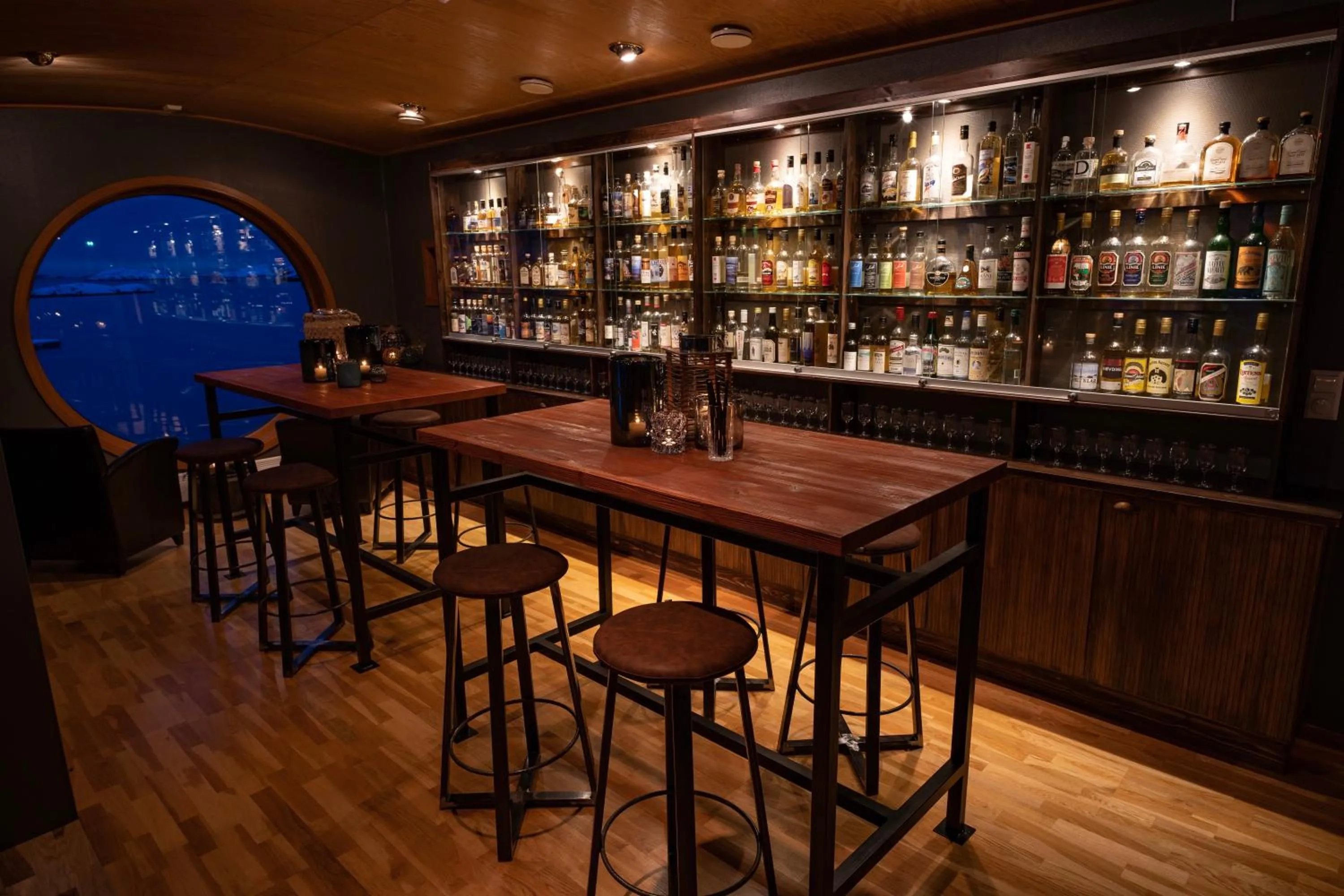 Lounge or bar in Nyvågar Rorbuhotell - by Classic Norway Hotels