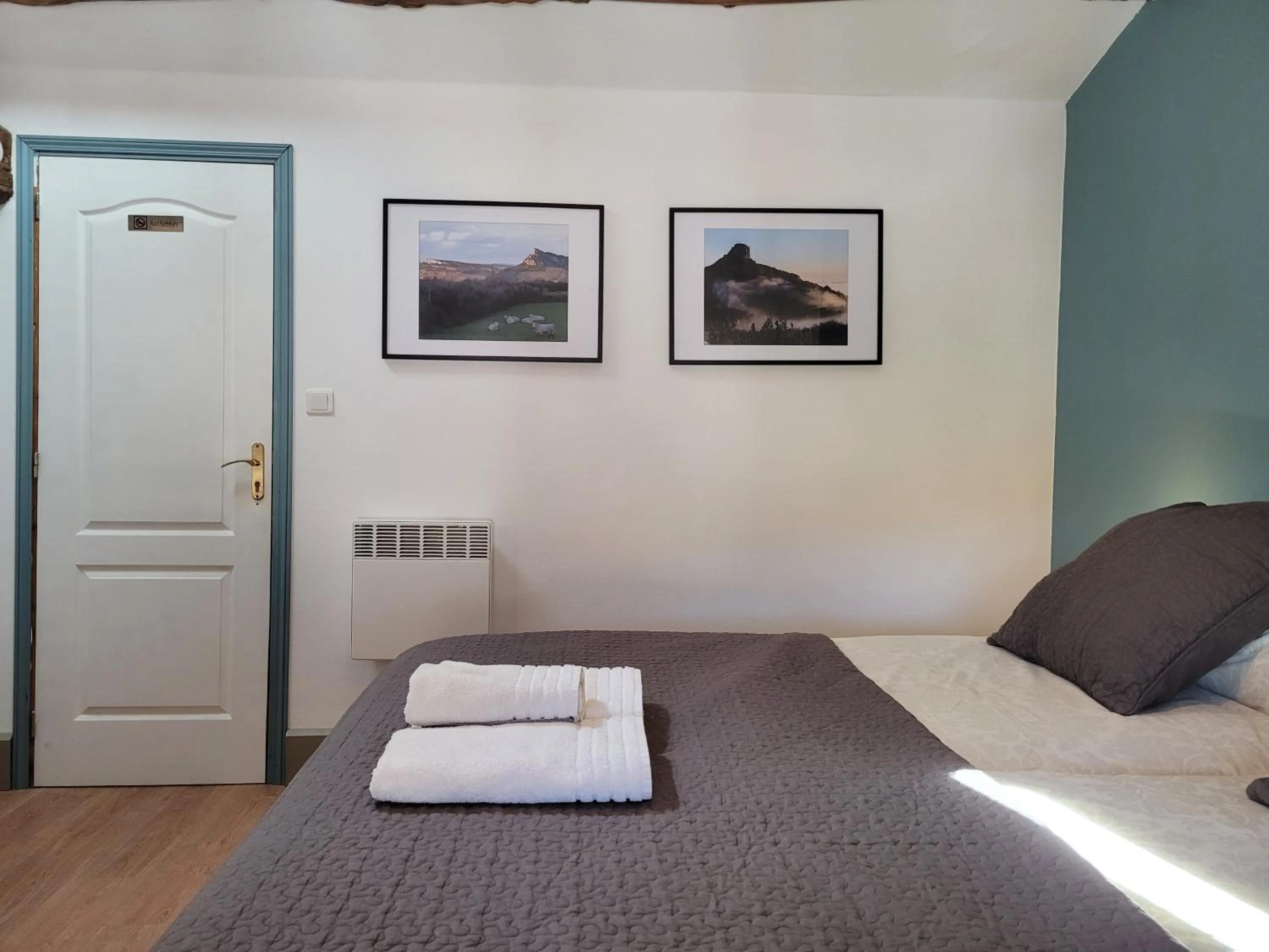 Bedroom, Bed in Les Portails Bleus