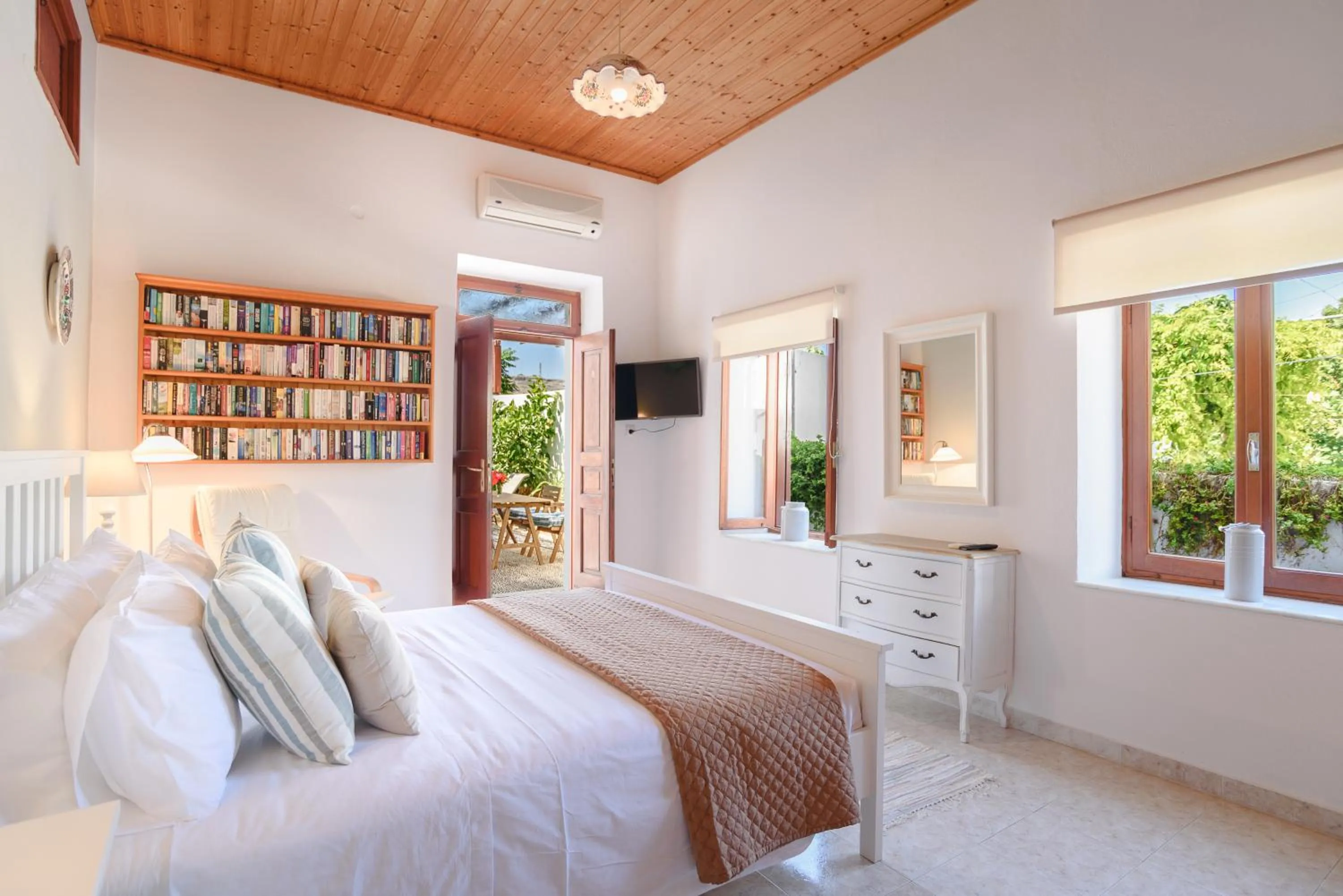 Bed in Thea Villas and Suite