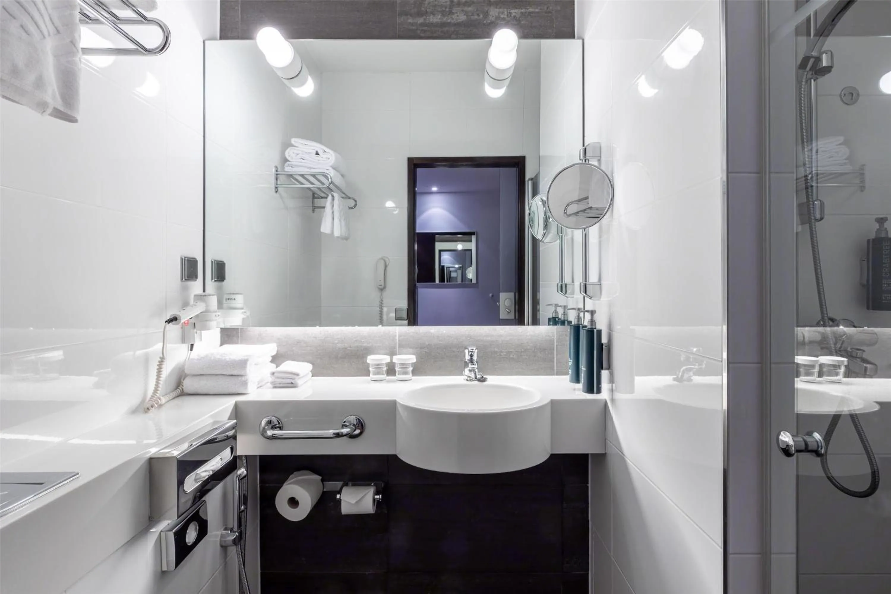 Bathroom in Hilton Helsinki Kalastajatorppa