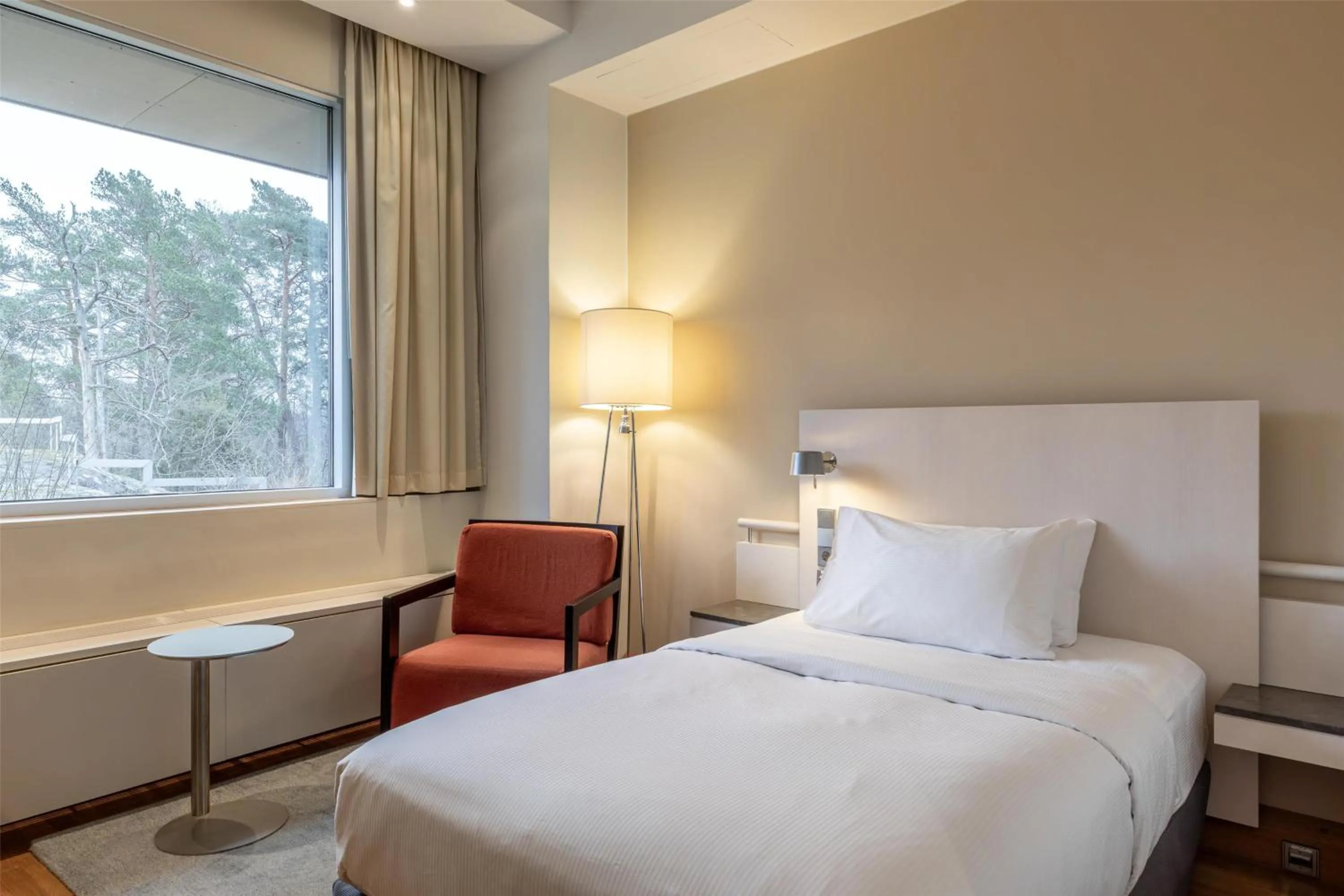 Bed in Hilton Helsinki Kalastajatorppa