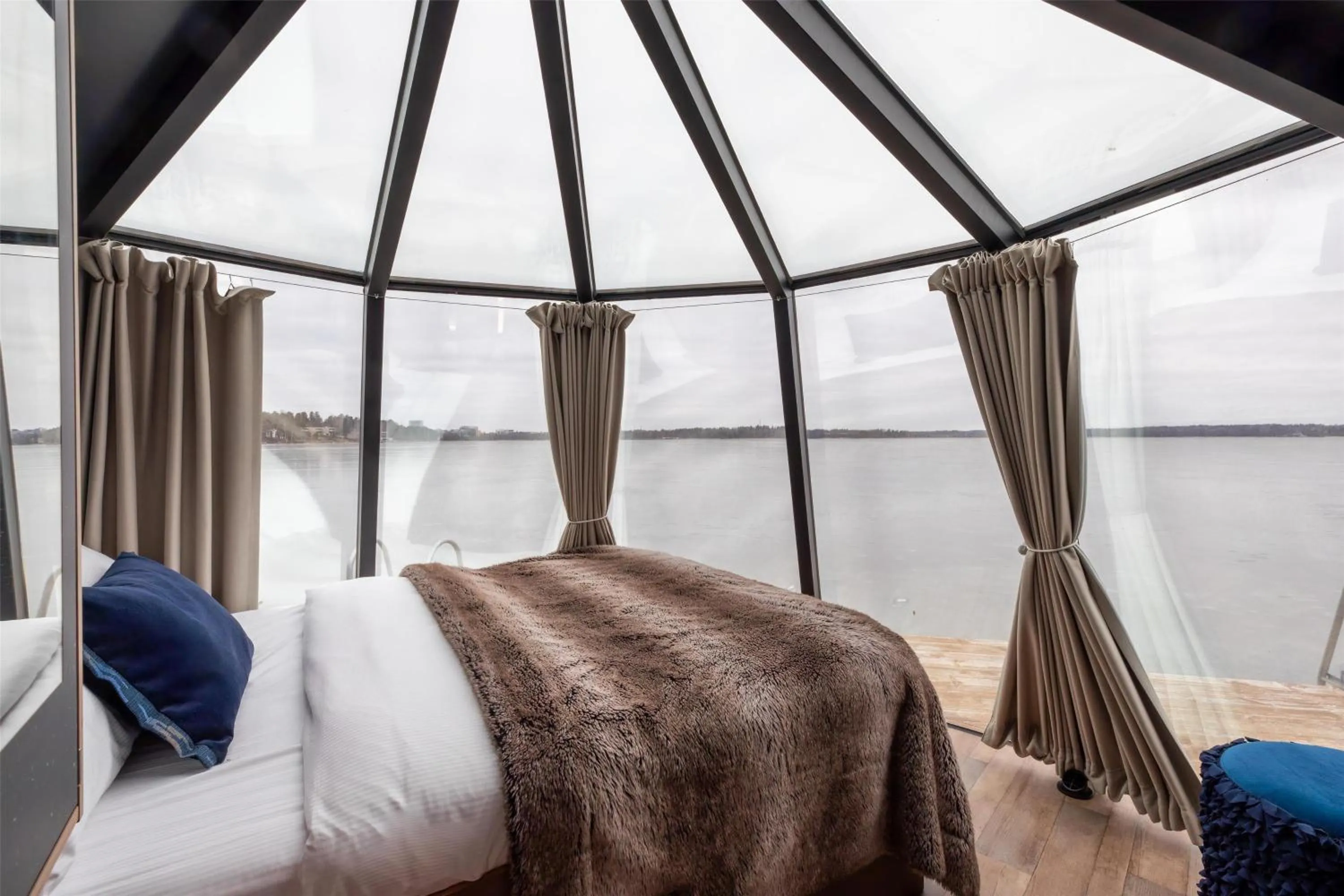 Bed in Hilton Helsinki Kalastajatorppa