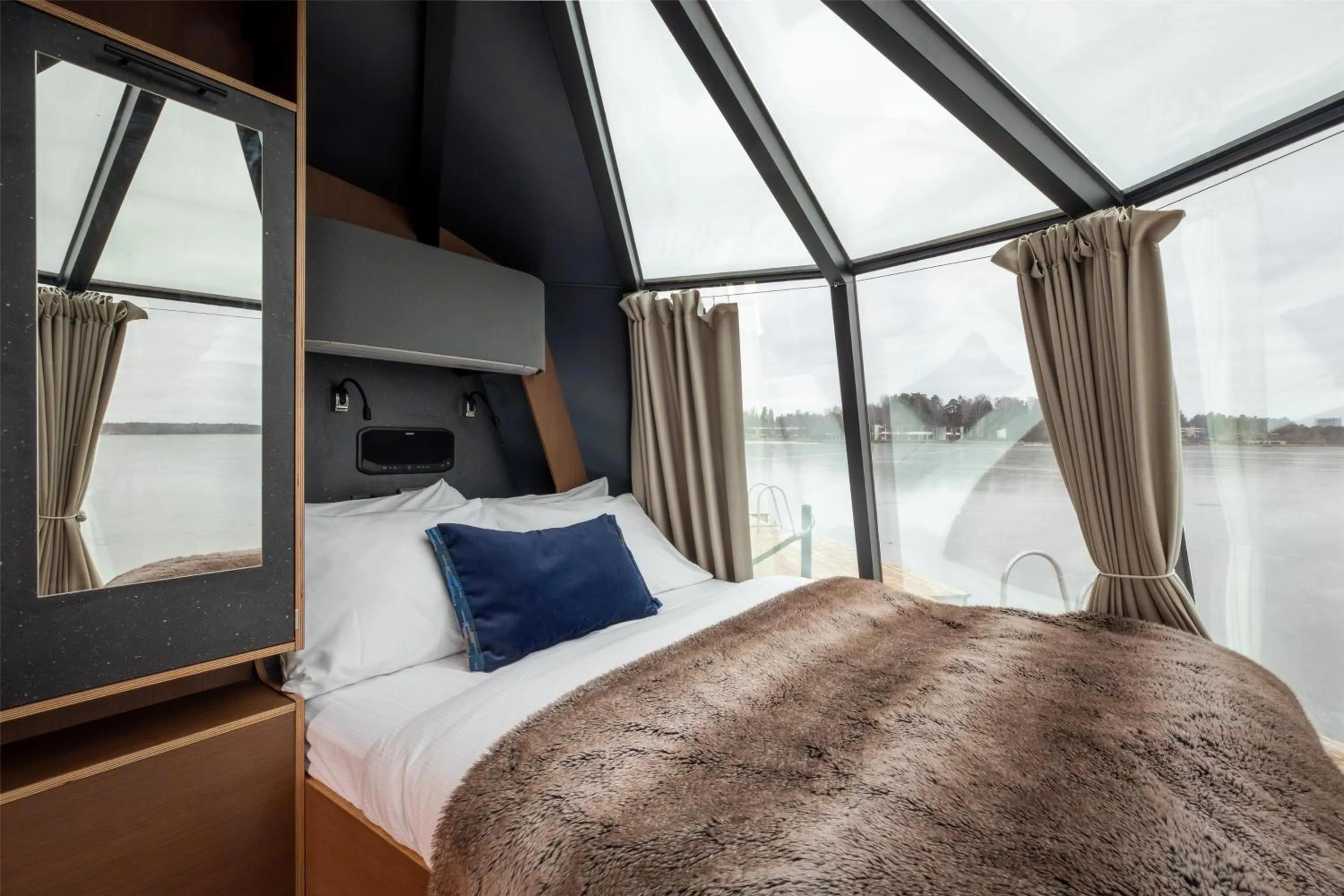 Bed in Hilton Helsinki Kalastajatorppa