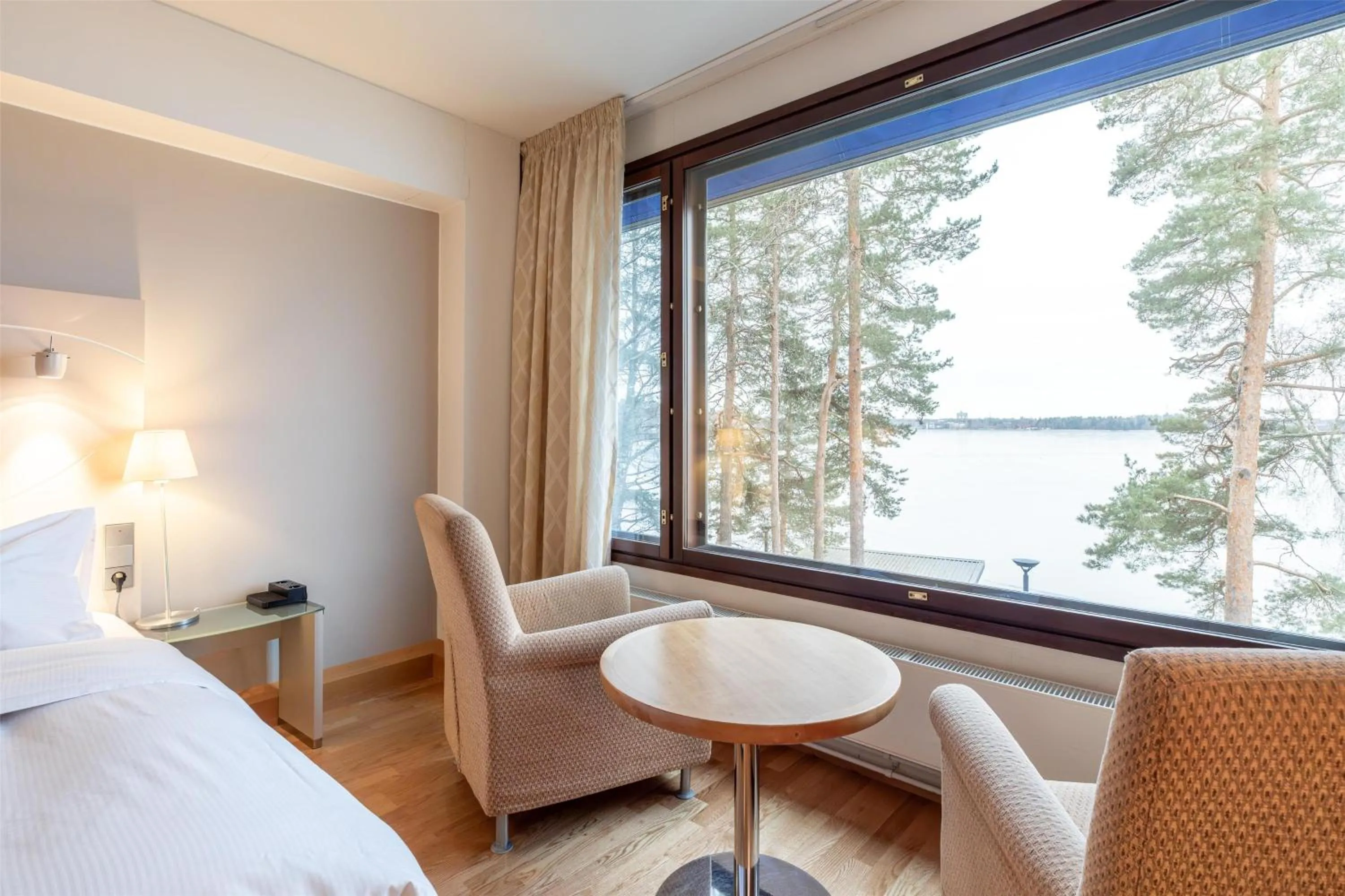 Living room, Bed in Hilton Helsinki Kalastajatorppa