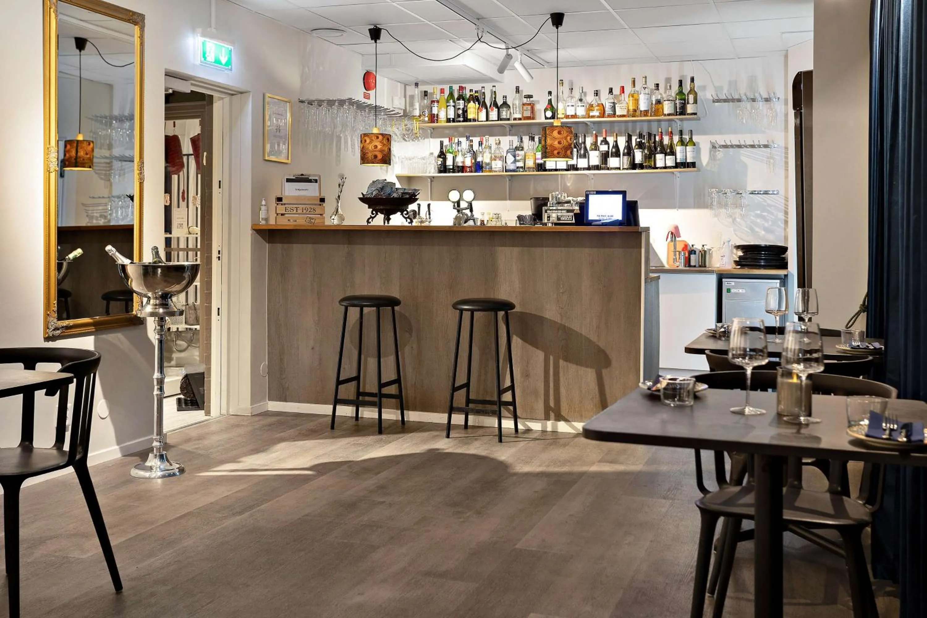 Lounge or bar in Palm Tree Hotel, Best Western Signature Collection