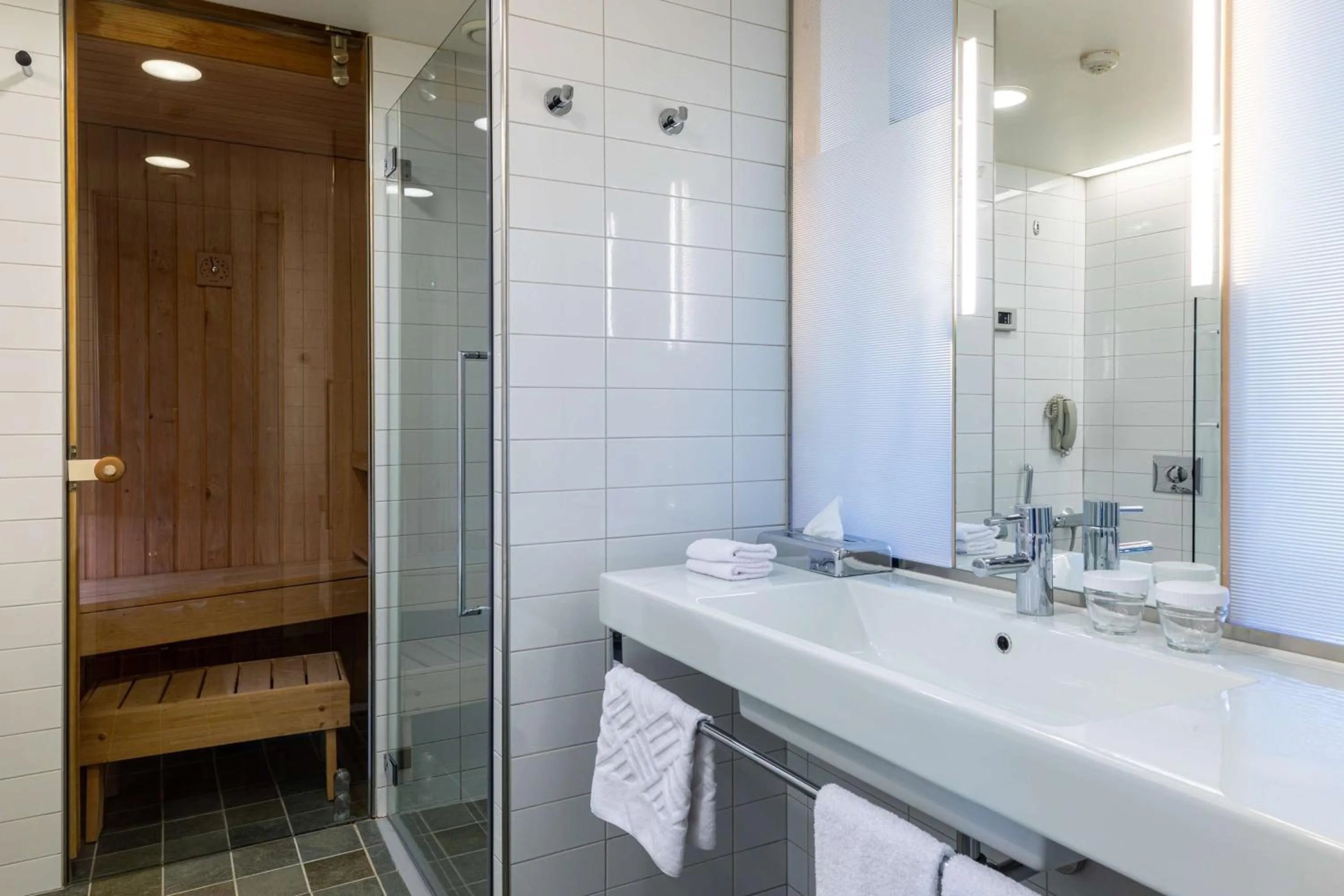 Bathroom in Hilton Helsinki Airport