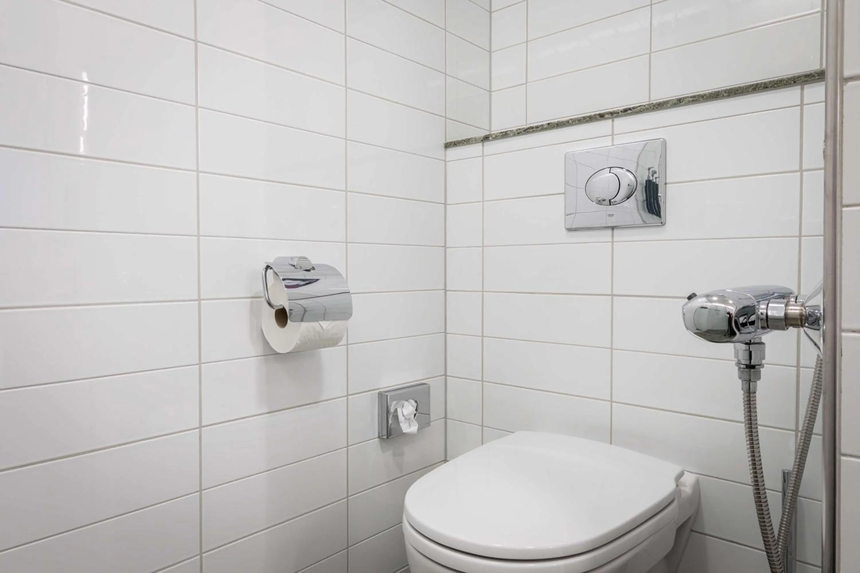 Bathroom in Hilton Helsinki Airport