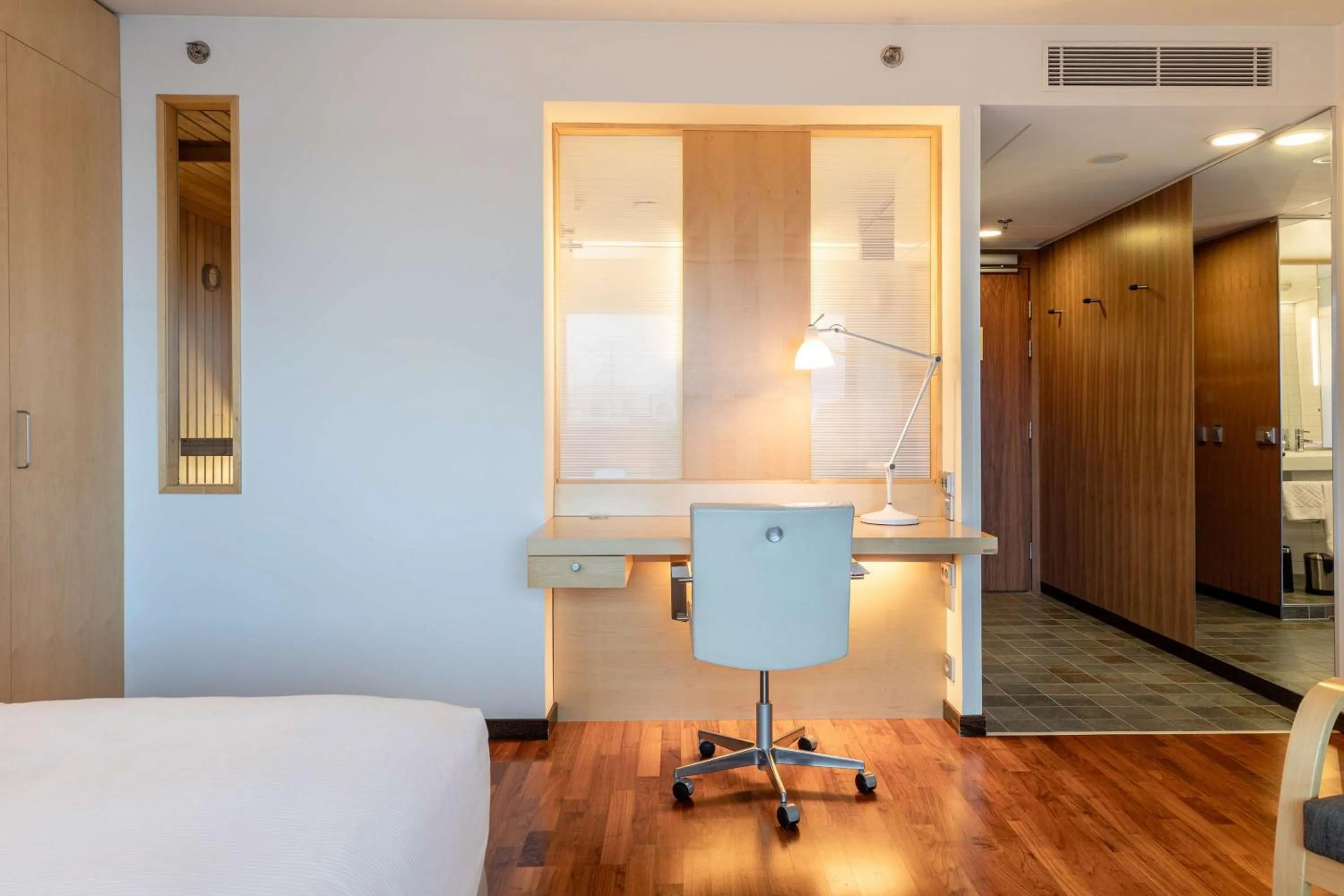 Bedroom in Hilton Helsinki Airport