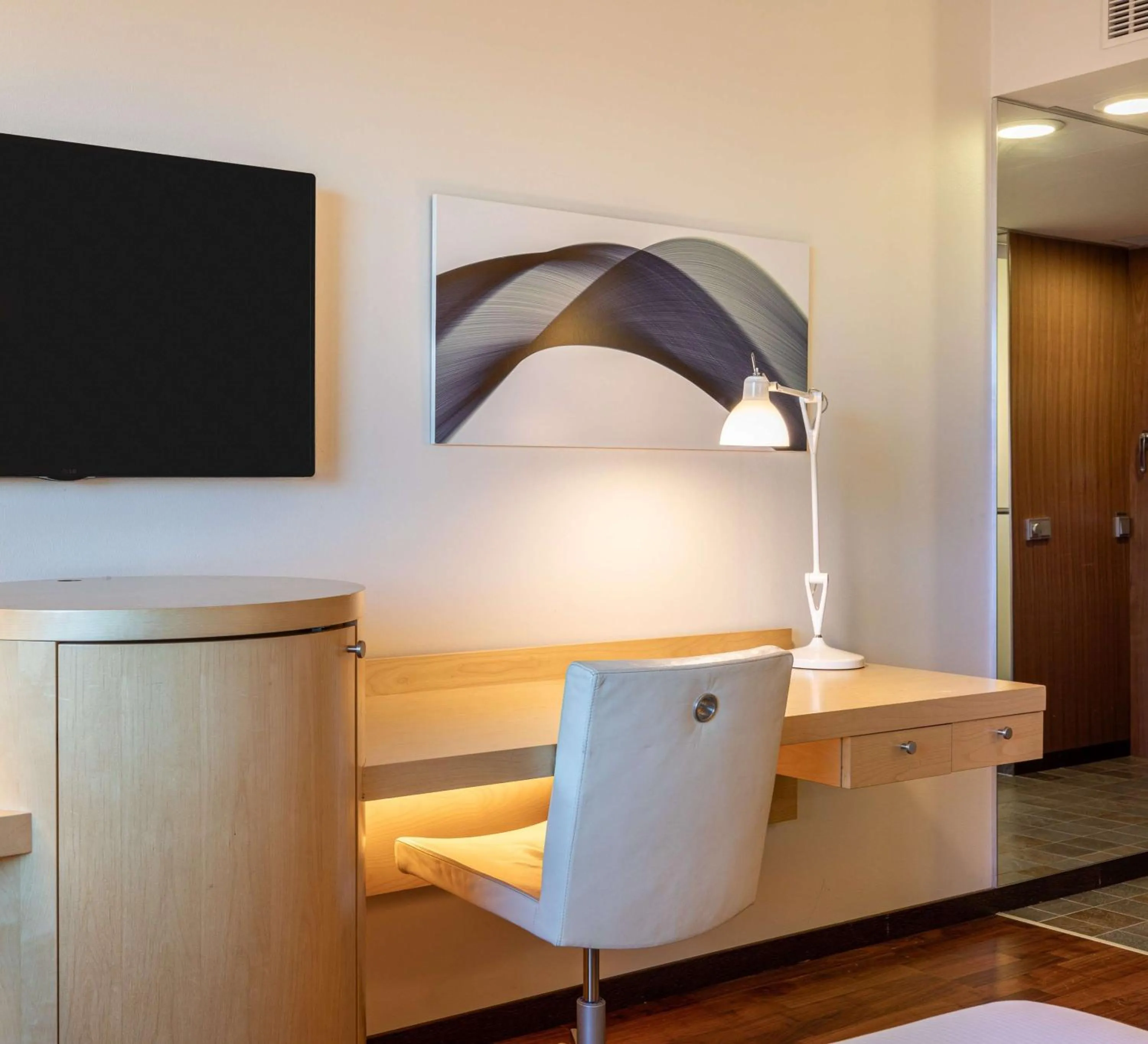 Bedroom in Hilton Helsinki Airport