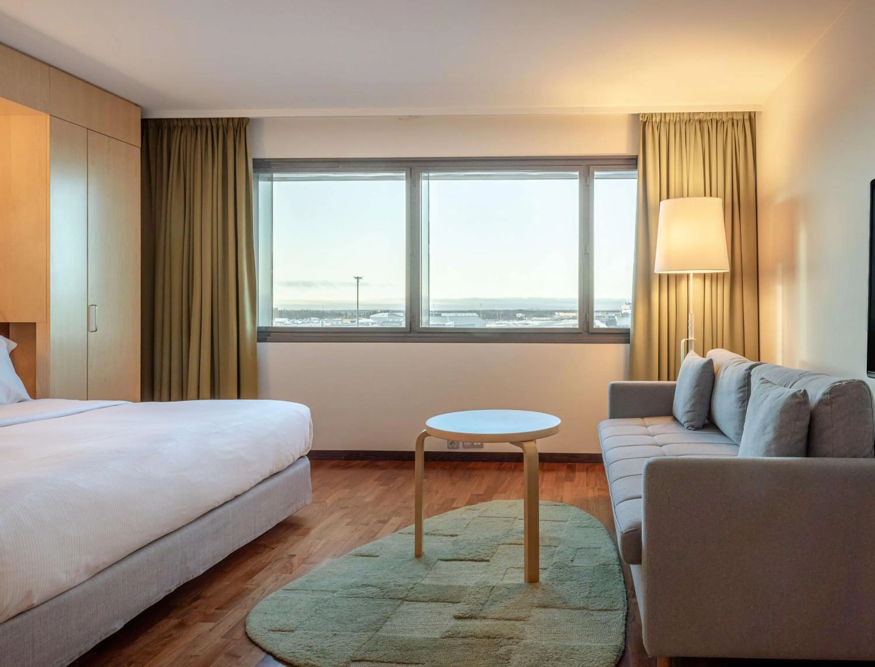 Living room, Bed in Hilton Helsinki Airport