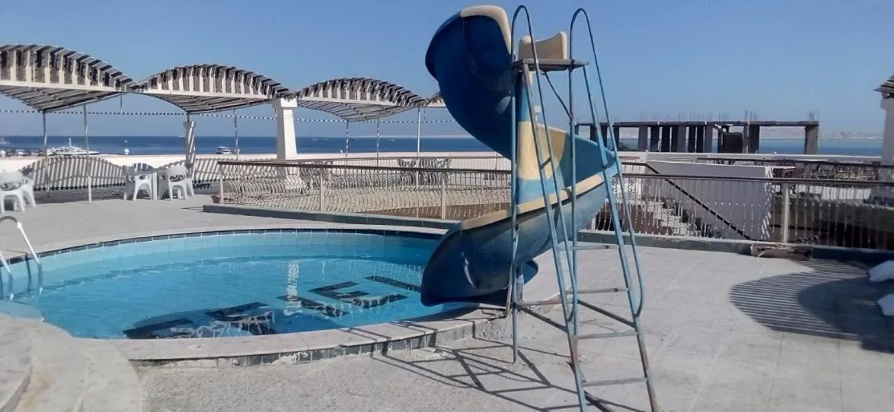 Swimming pool in Eiffel Hotel Hurghada