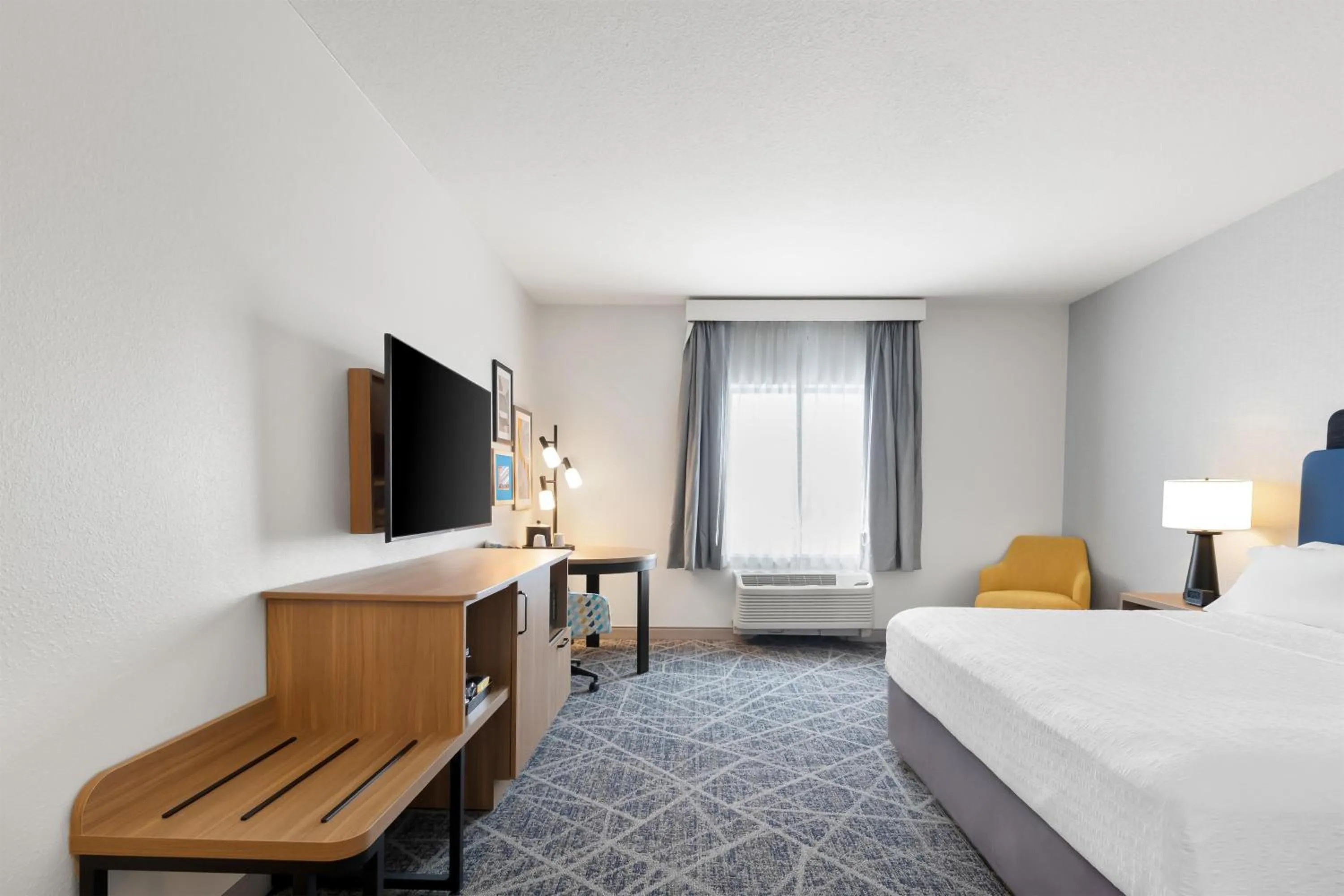 Bedroom, Bed in Hampton Inn & Suites New Castle, PA