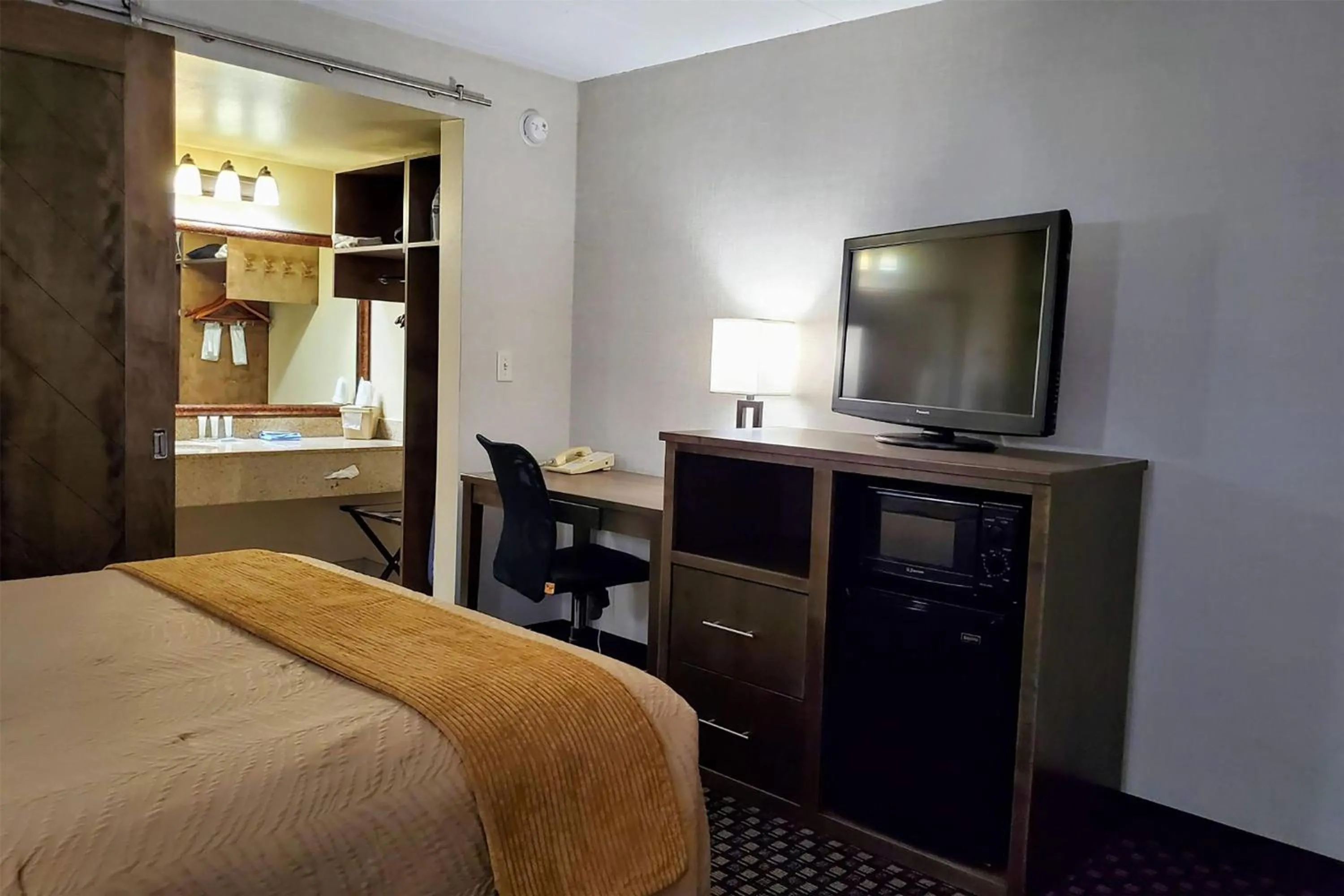 Photo of the whole room, Bed in AmericInn by Wyndham Watertown