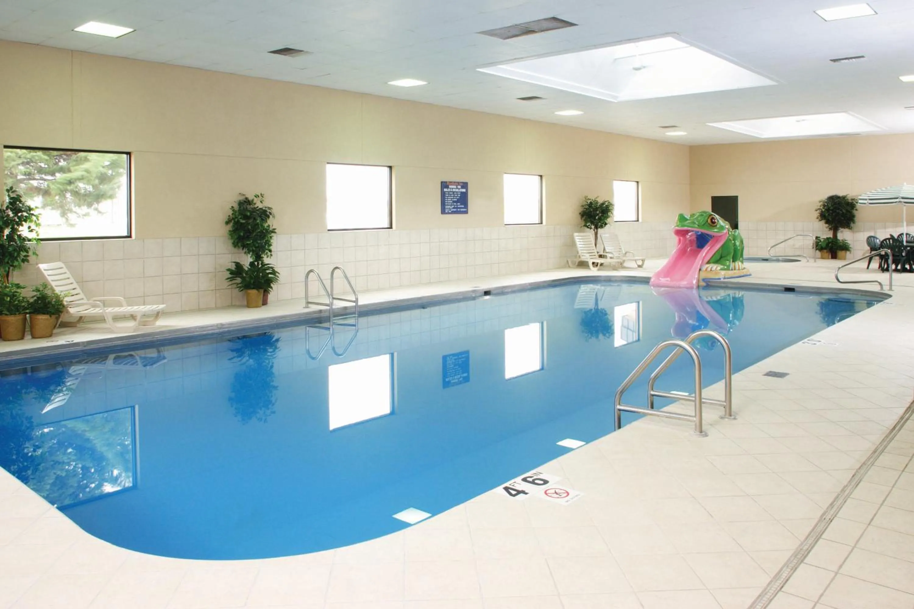 Swimming pool in Ramkota Hotel Watertown