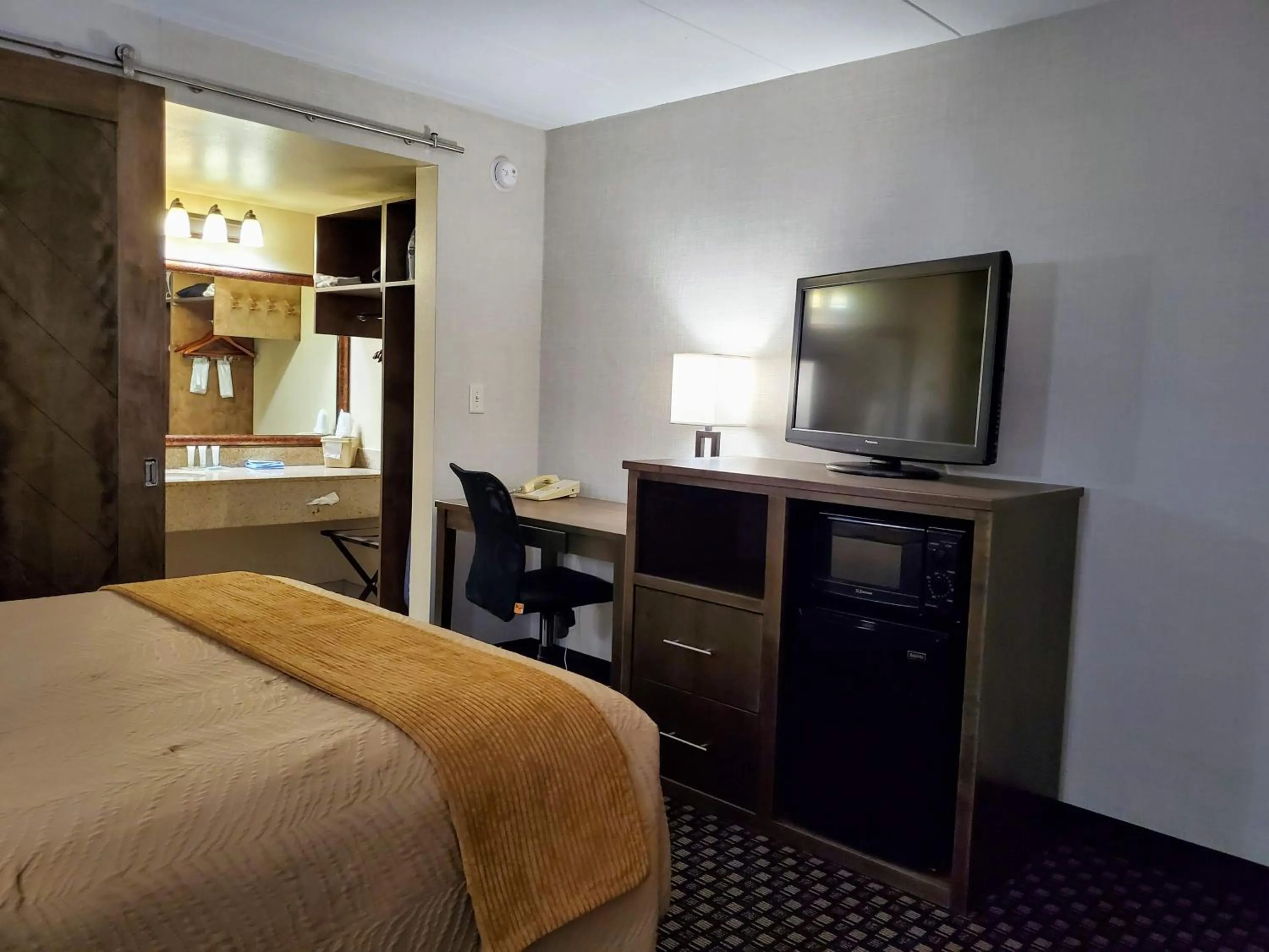 Bedroom, Bed in Ramkota Hotel Watertown