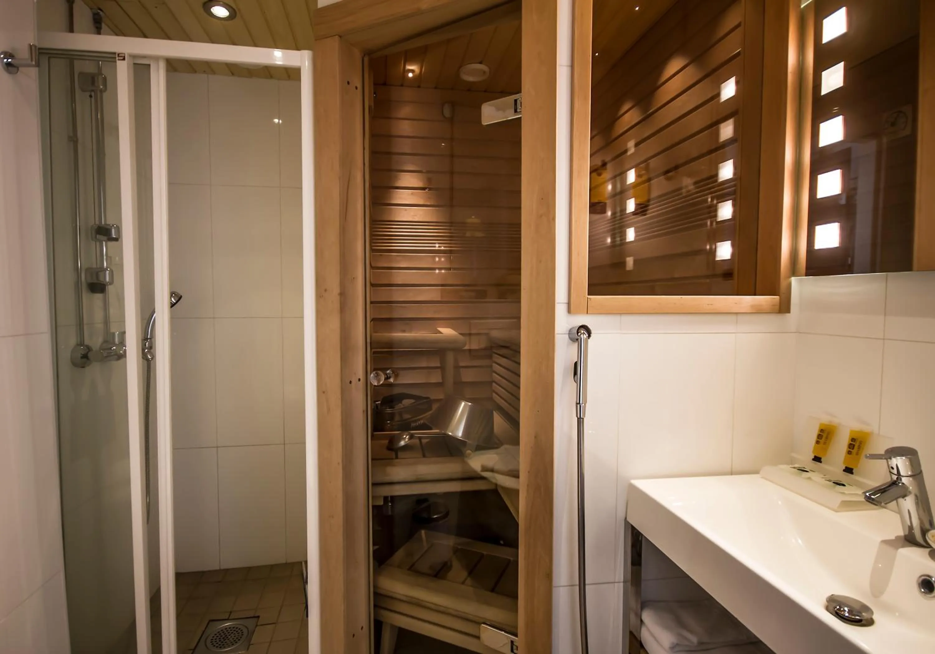 Shower in Best Western Hotel Apollo