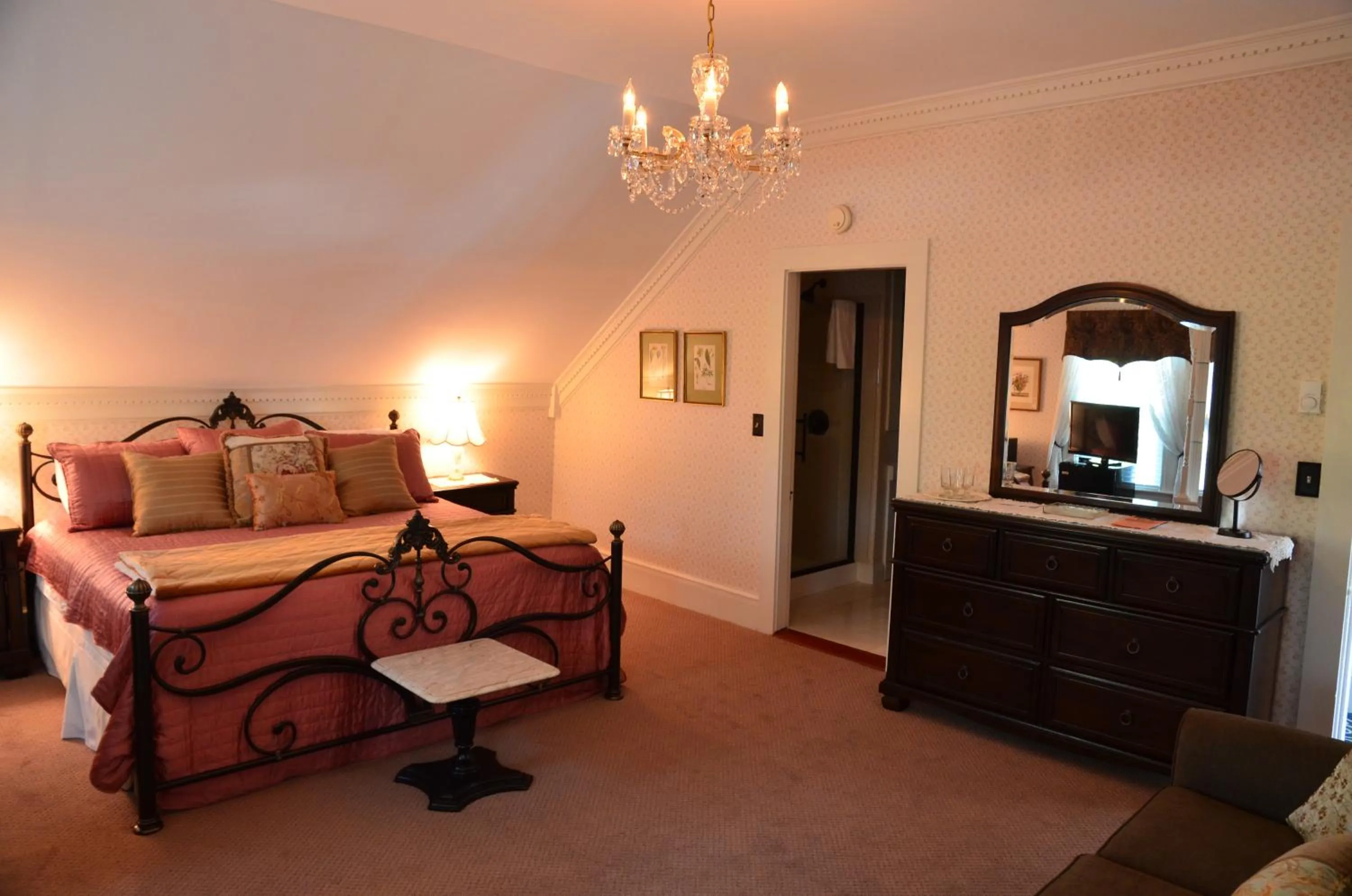 Photo of the whole room, Bed in Victoria Inn