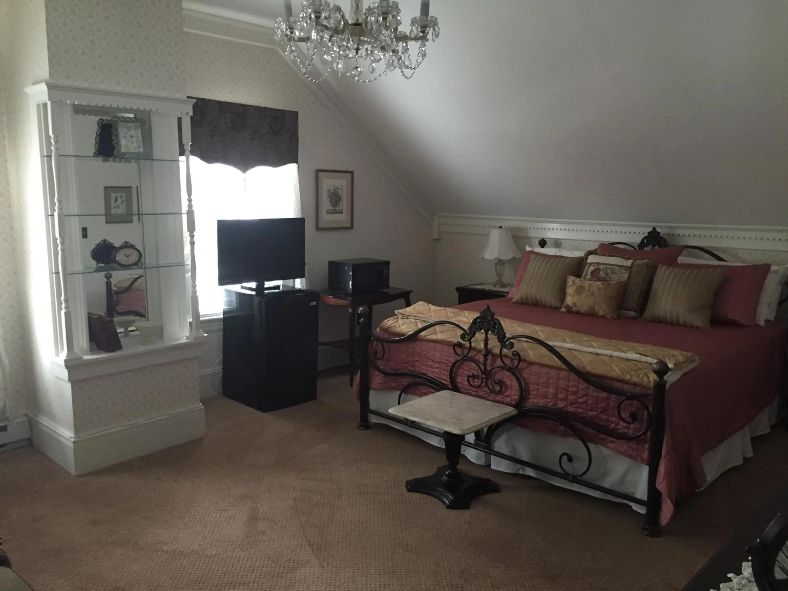 Photo of the whole room, Bed in Victoria Inn