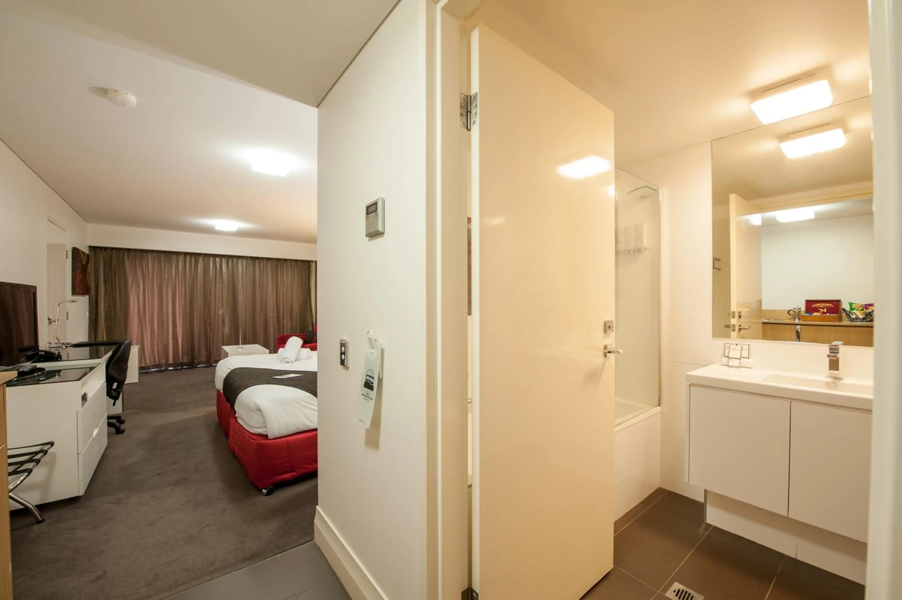 Bathroom, Bed in City Golf Club Motel