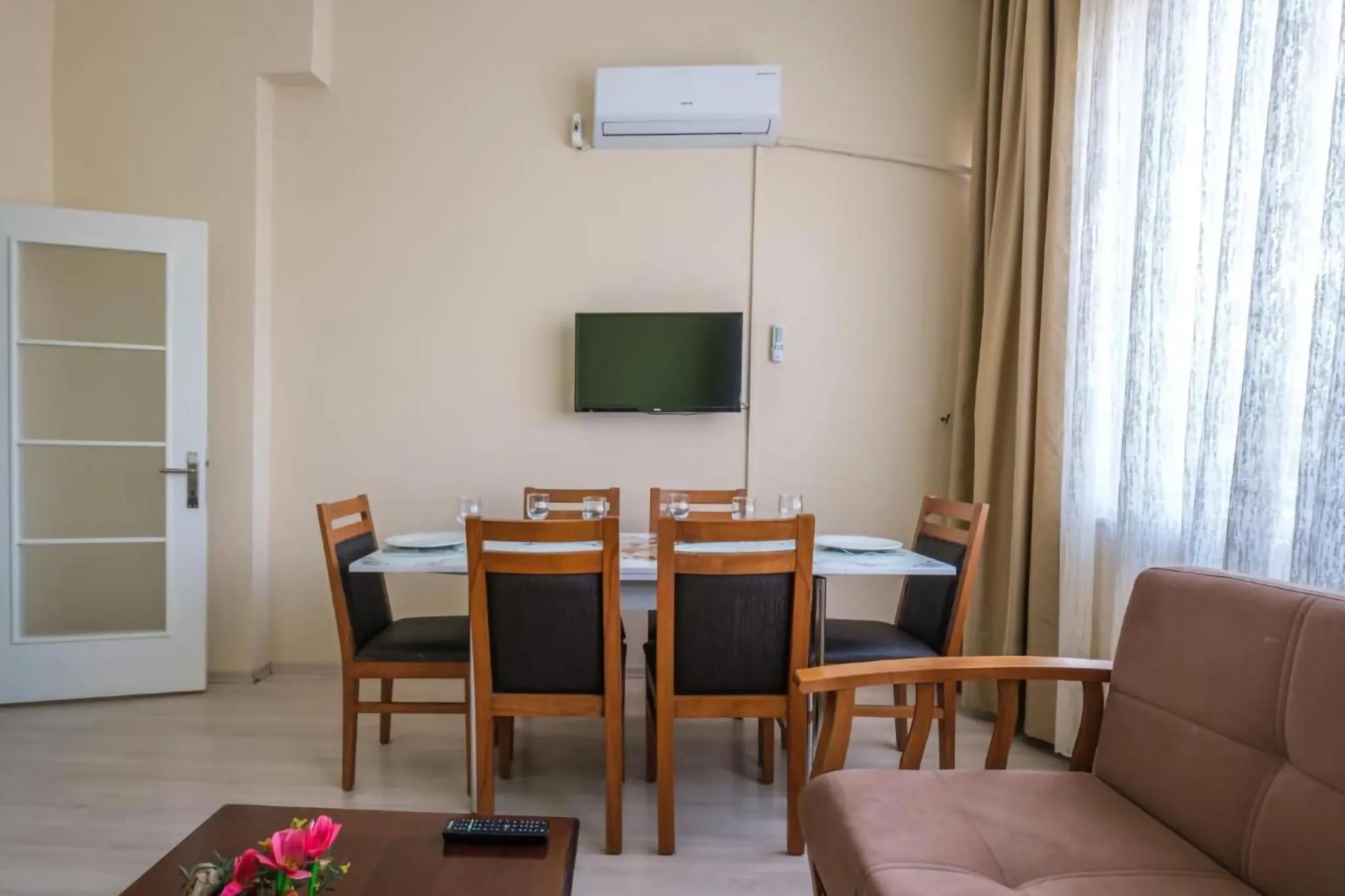 Communal lounge/ TV room in HagiaSophia Donat Suites