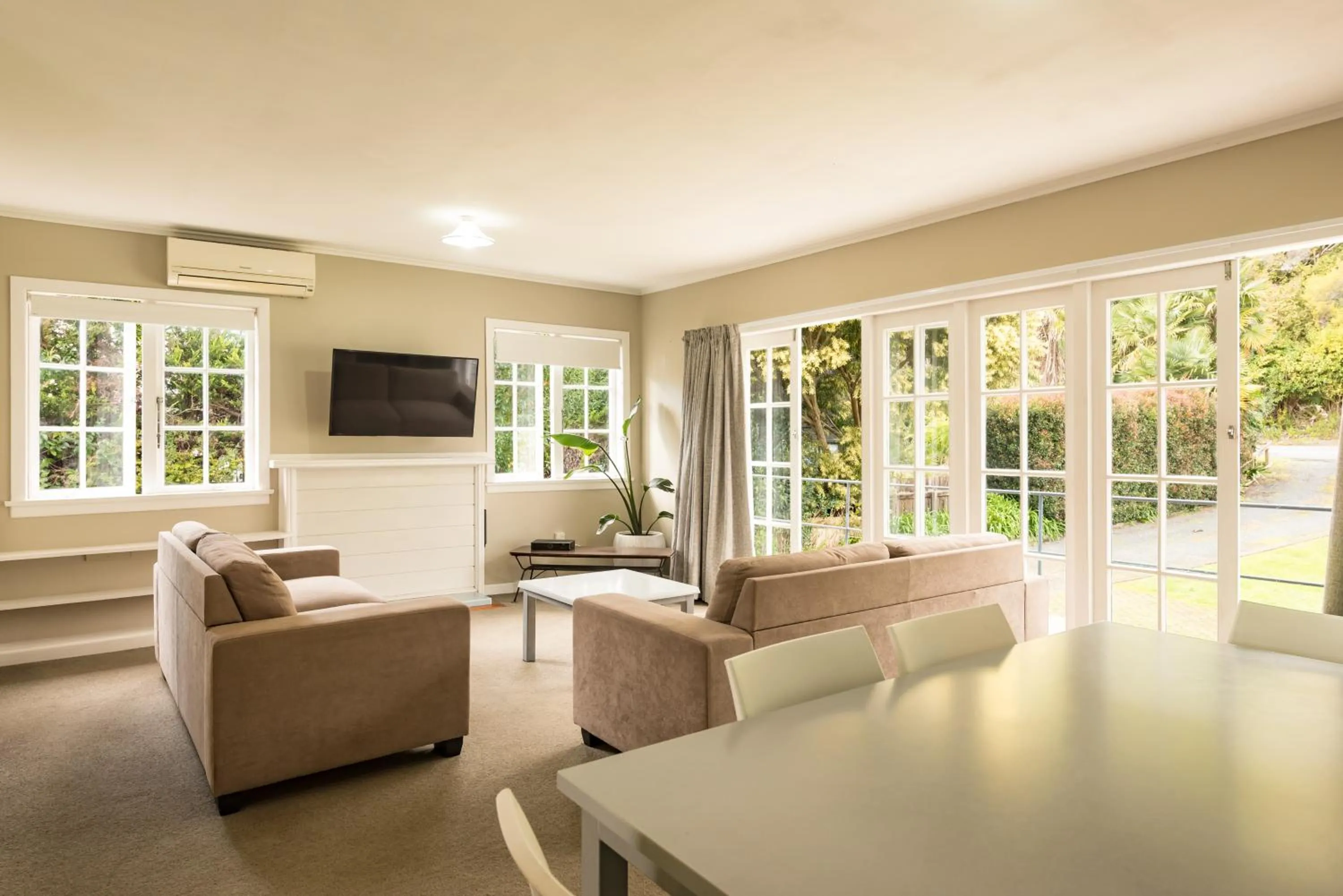 TV and multimedia in Averill Court Motel