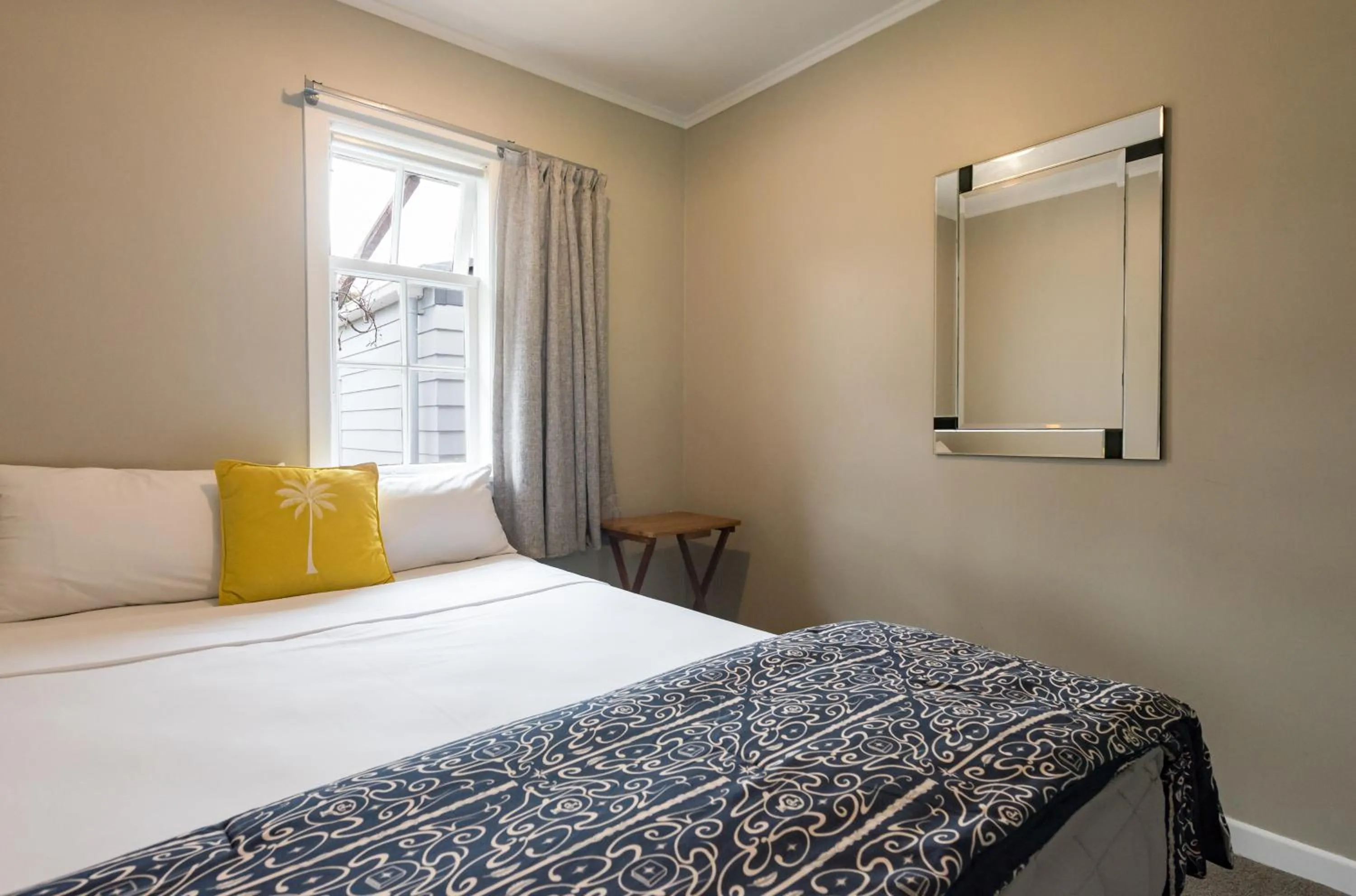 Bedroom, Bed in Averill Court Motel