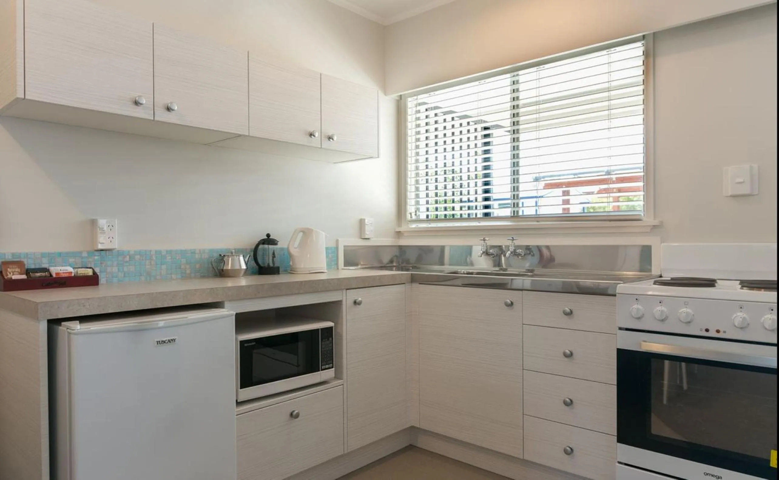 Kitchen or kitchenette in Averill Court Motel