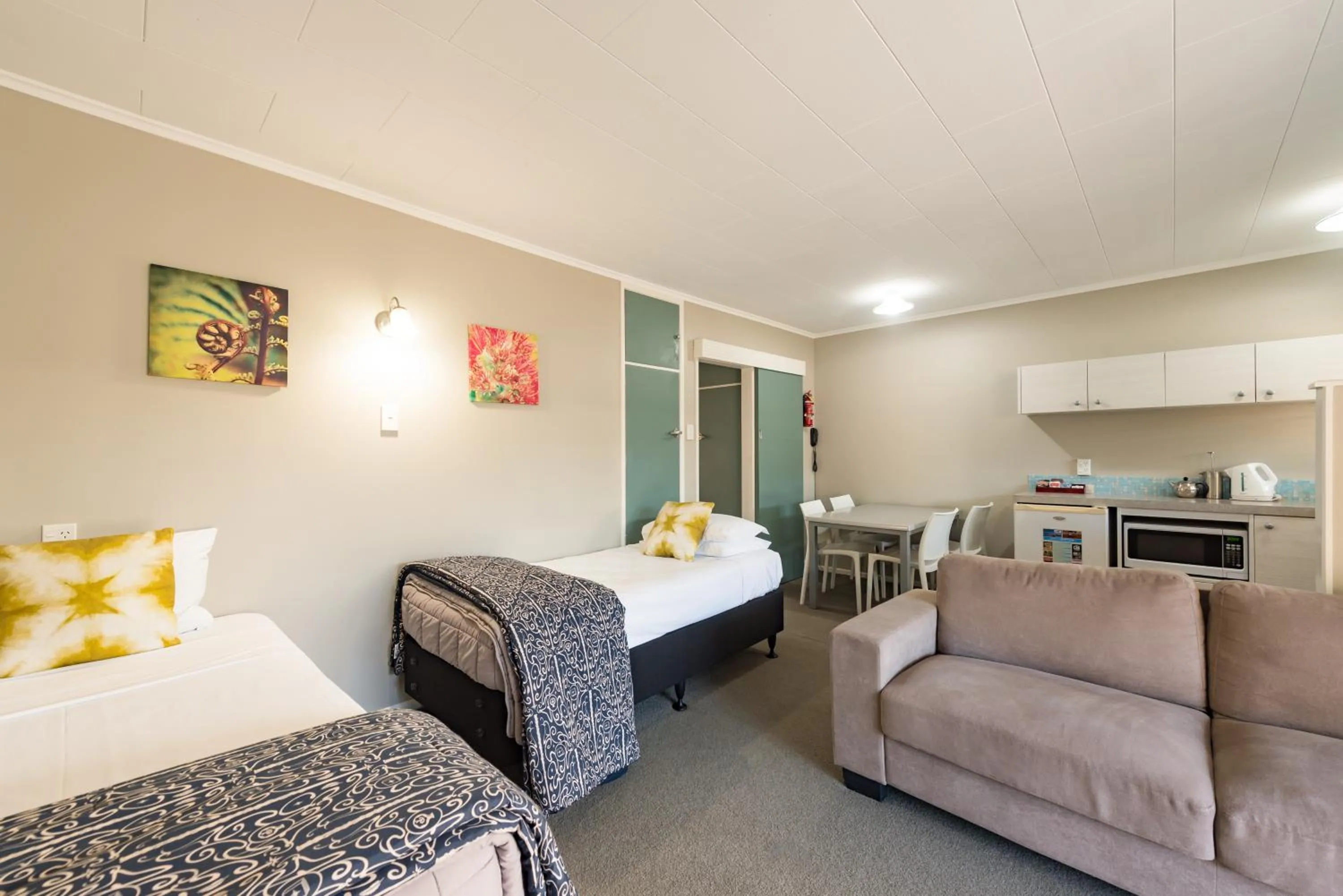 Kitchen or kitchenette, Bed in Averill Court Motel