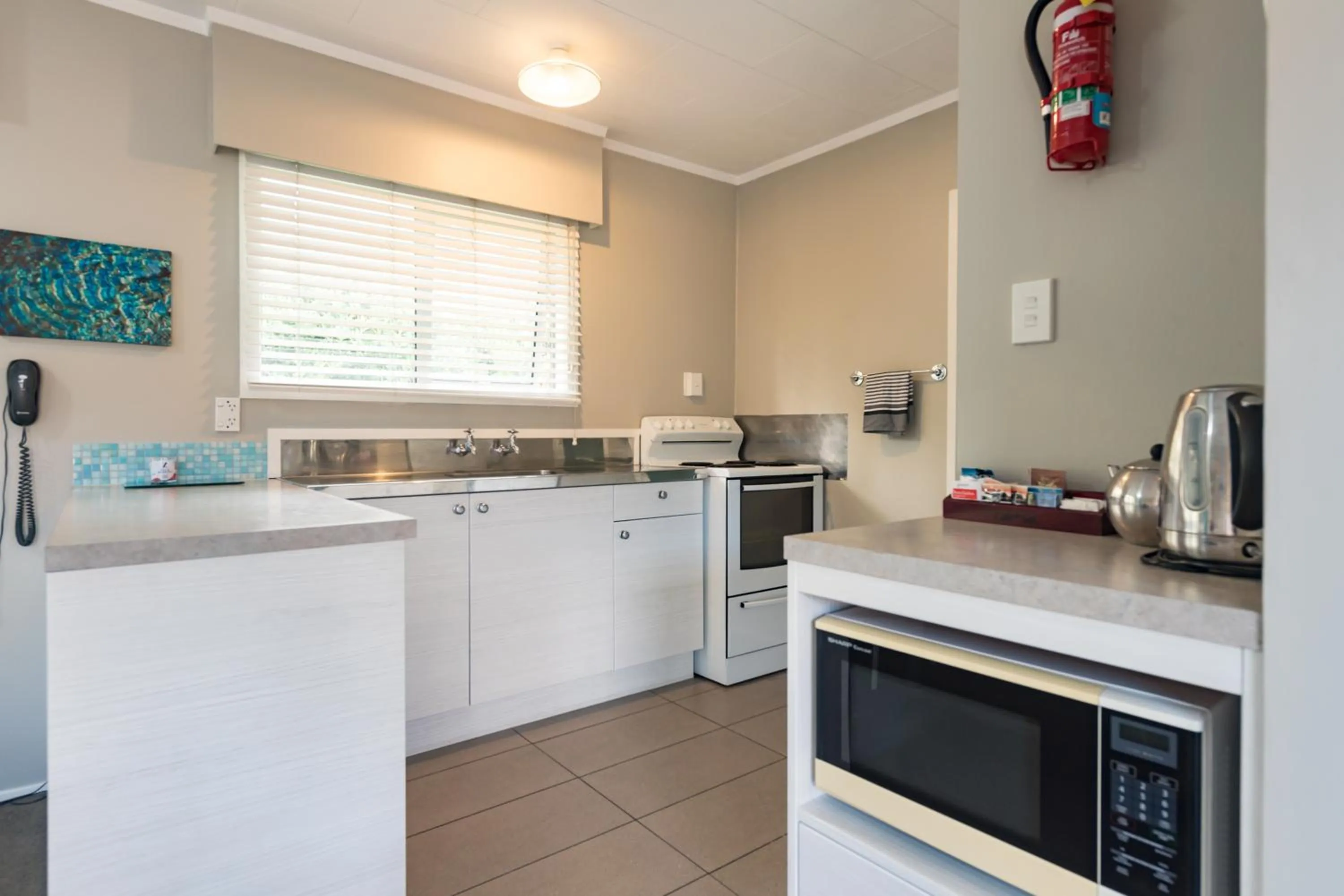 Kitchen or kitchenette in Averill Court Motel