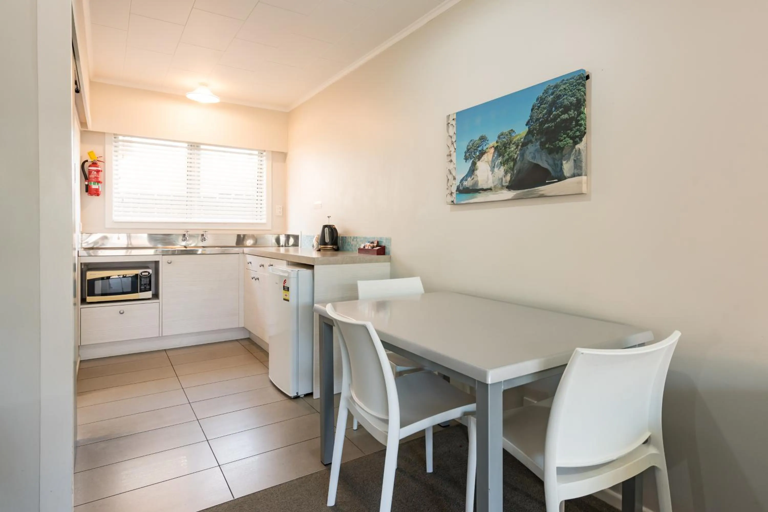 Kitchen or kitchenette in Averill Court Motel