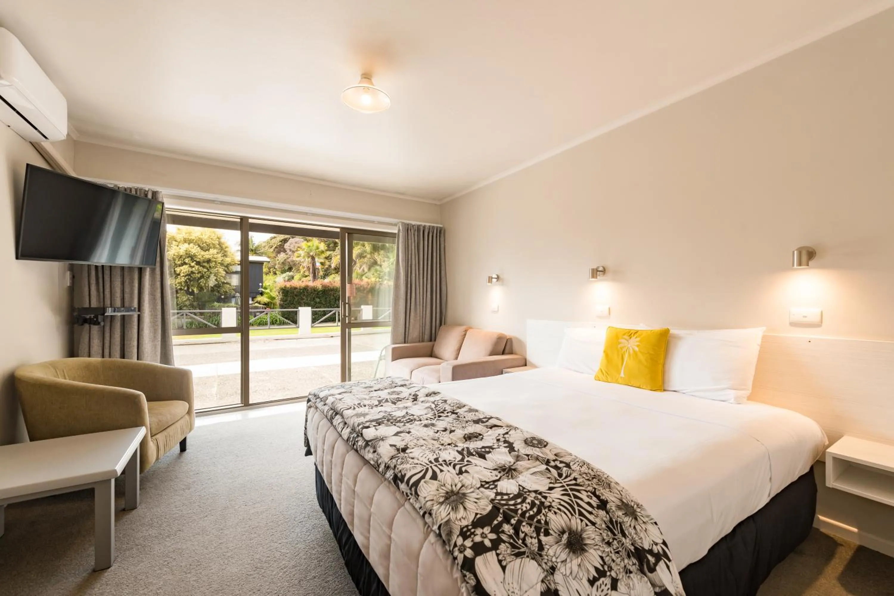 Bed in Averill Court Motel