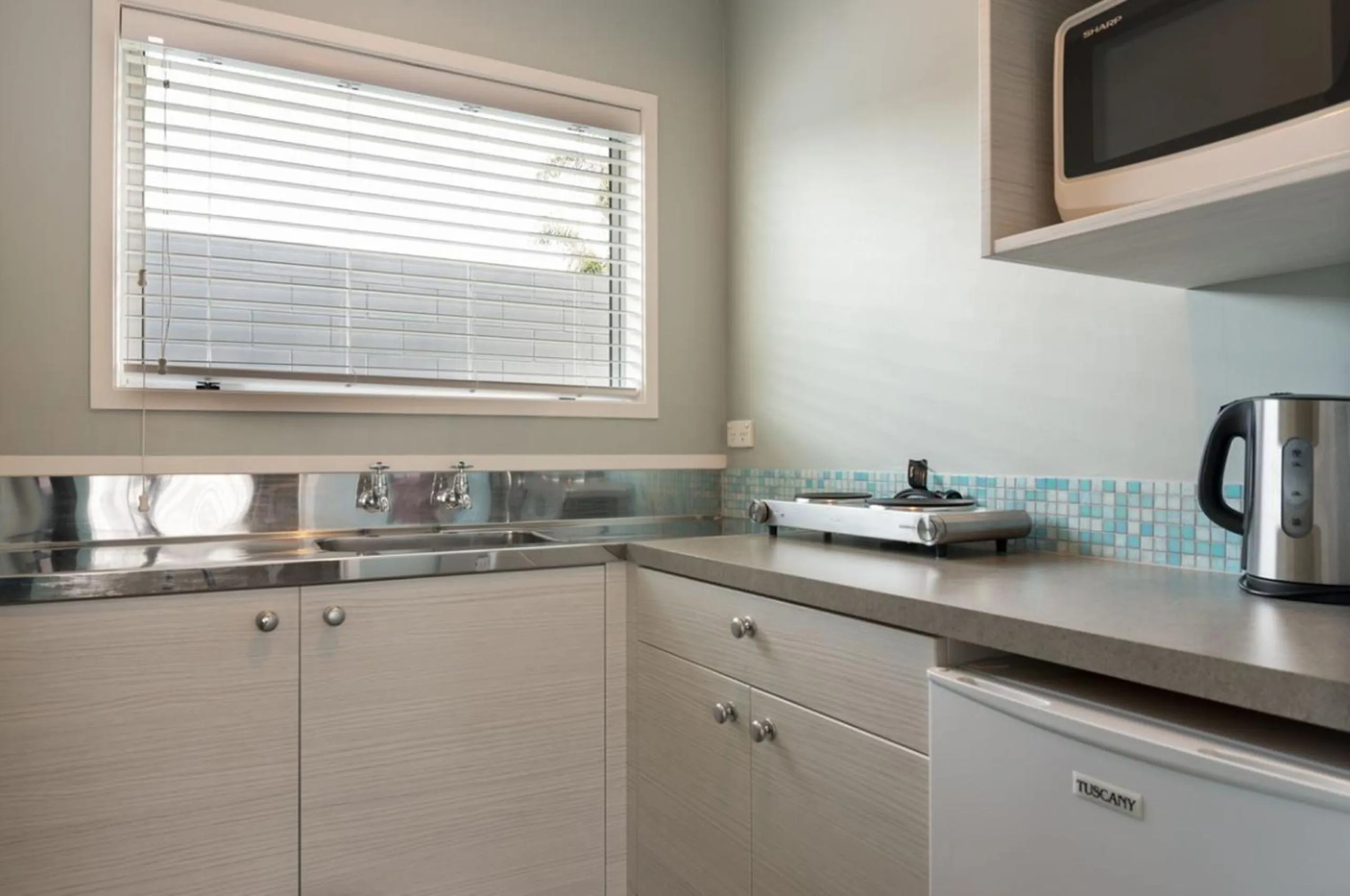 Kitchen or kitchenette in Averill Court Motel