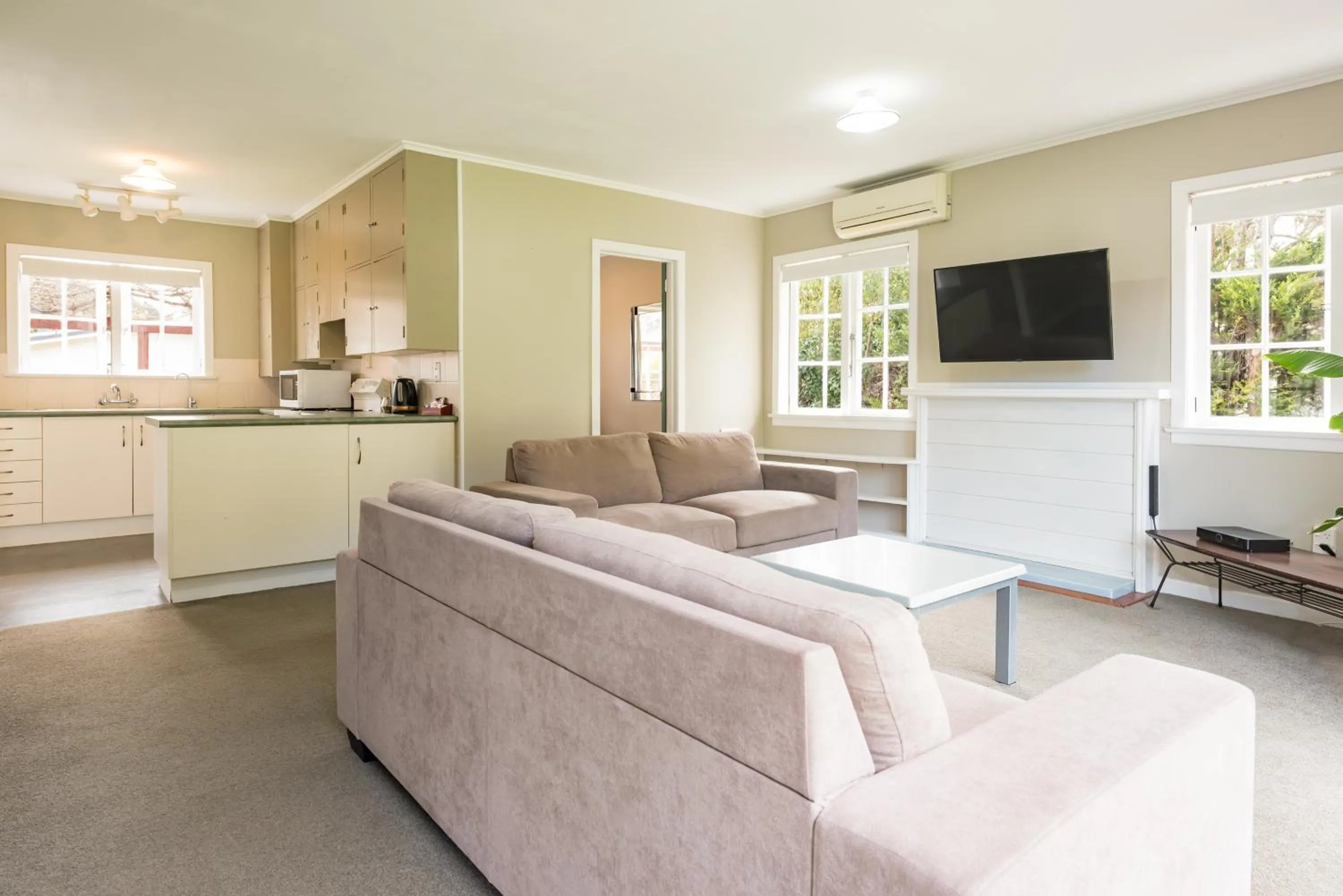 Communal lounge/ TV room in Averill Court Motel